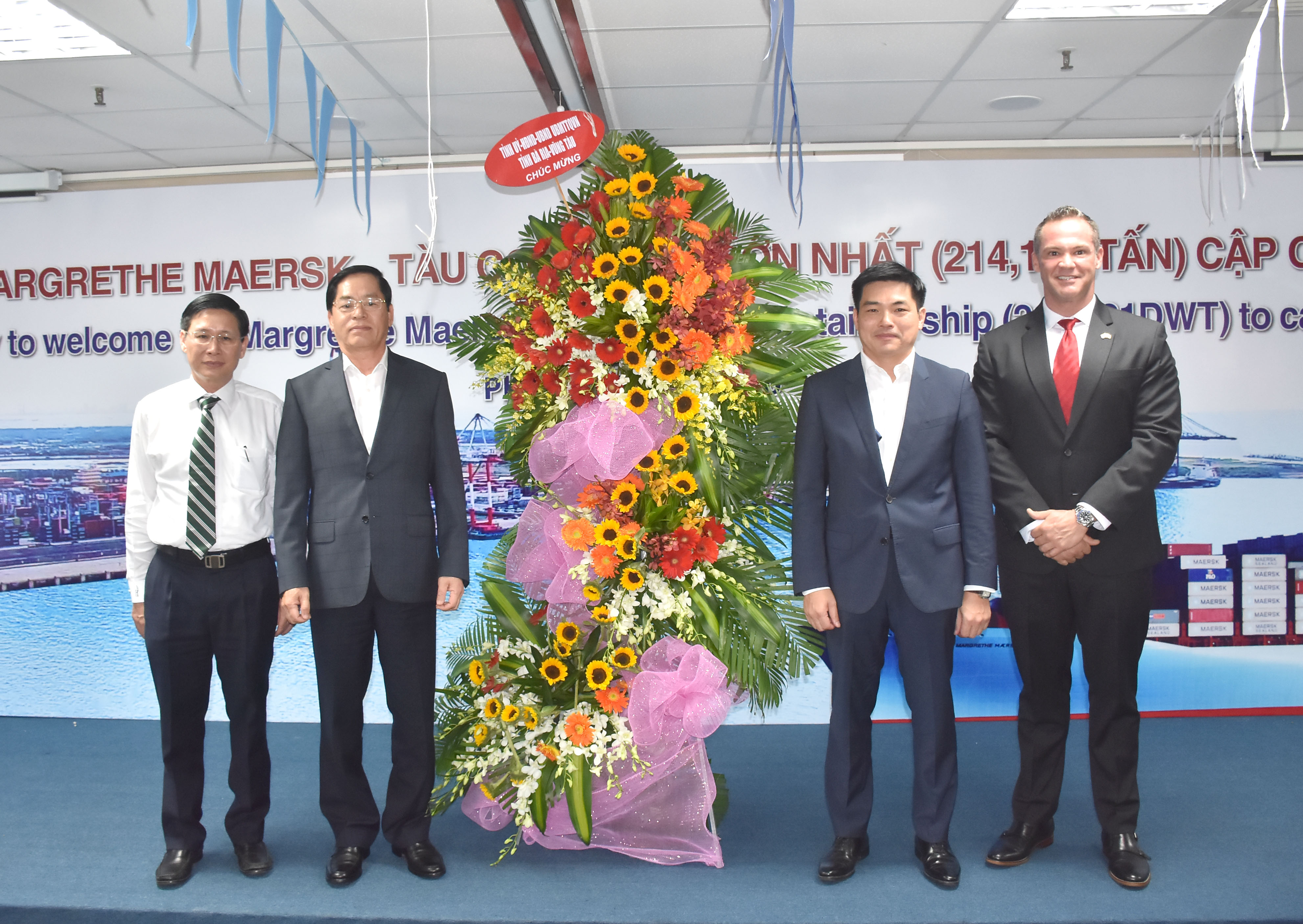 Ông Phạm Viết Thanh (thứ hai từ trái qua), Ủy viên Trung ương Đảng, Bí thư Tỉnh ủy BR-VT; ông Lê Ngọc Khánh (bìa trái), Phó Chủ tịch UBND tỉnh tặng hoa chúc mừng Cảng CMIT tiếp nhận tàu container lớn nhất thế giới Margrethe Maersk.