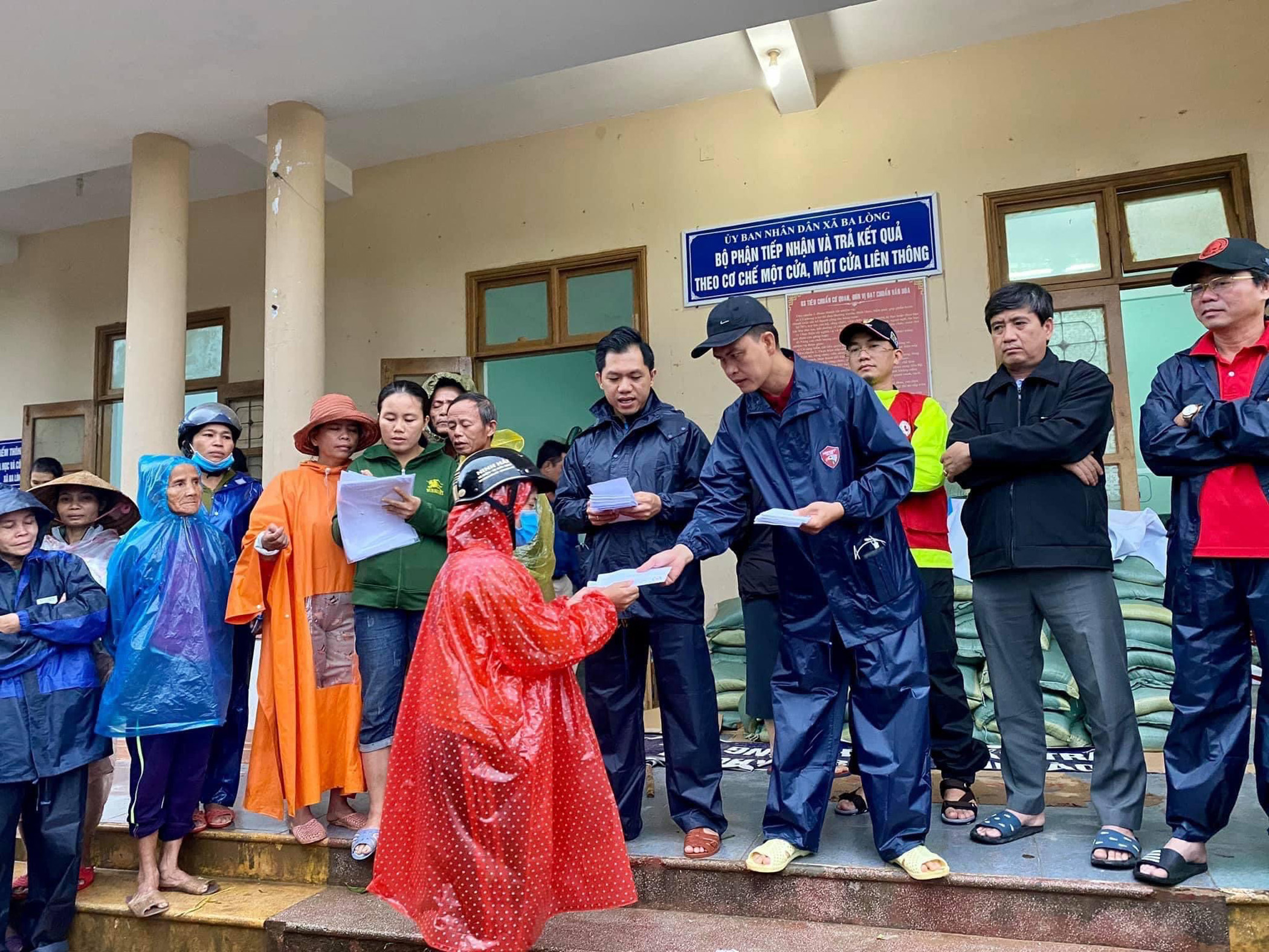 Đại diện Hội Doanh nghiệp trẻ tỉnh BR-VT trao quà cho người dân xã Ba Loòng và xã  Đakrông tỉnh Quảng Trị (ảnh do đoàn cứu trợ cung cấp).