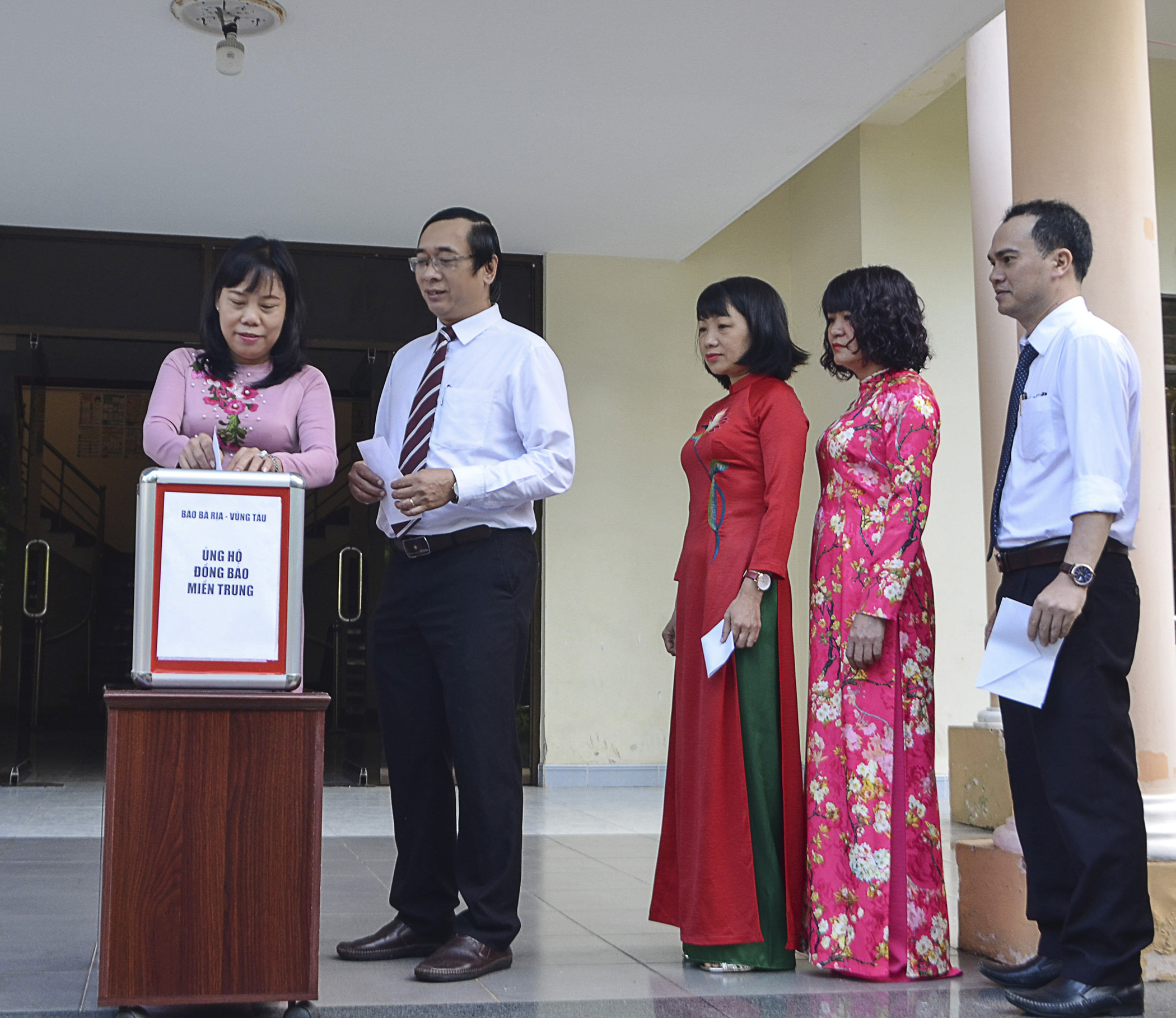 Cán bộ, phóng viên, biên tập viên và người lao động Báo BR-VT quyên góp ủng hộ đồng bào miền Trung. 