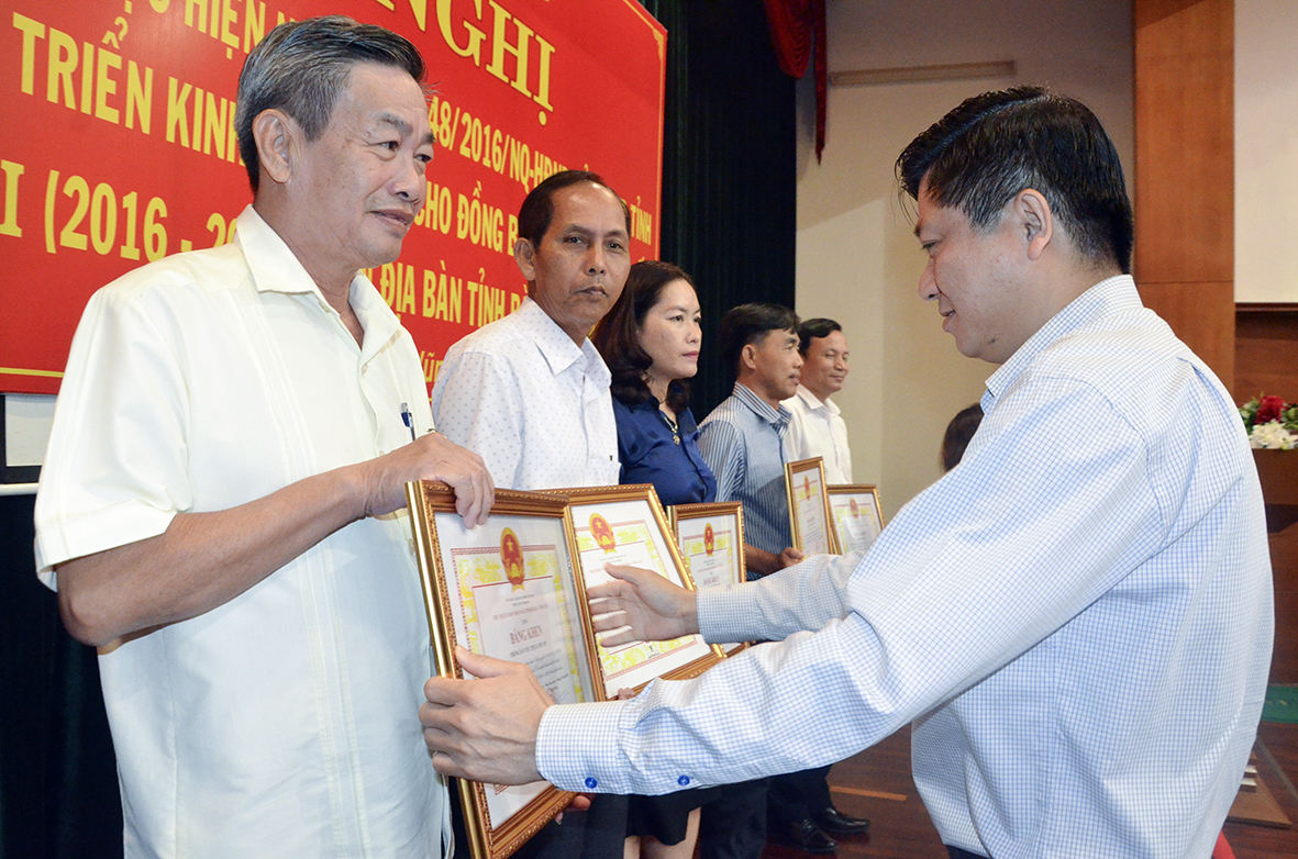 Ông Trần Văn Tuấn, Phó Chủ tịch UBND tỉnh trao Bằng khen cho các tập thể, cá nhân đạt thành tích xuất sắc trong thực hiện Nghị quyết 48/2016/NQ-HĐND của HĐND tỉnh về Đề án phát triển kinh tế-xã hội cho đồng bào dân tộc thiểu số trên địa bàn tỉnh, giai đoạn II (2016-2020).
