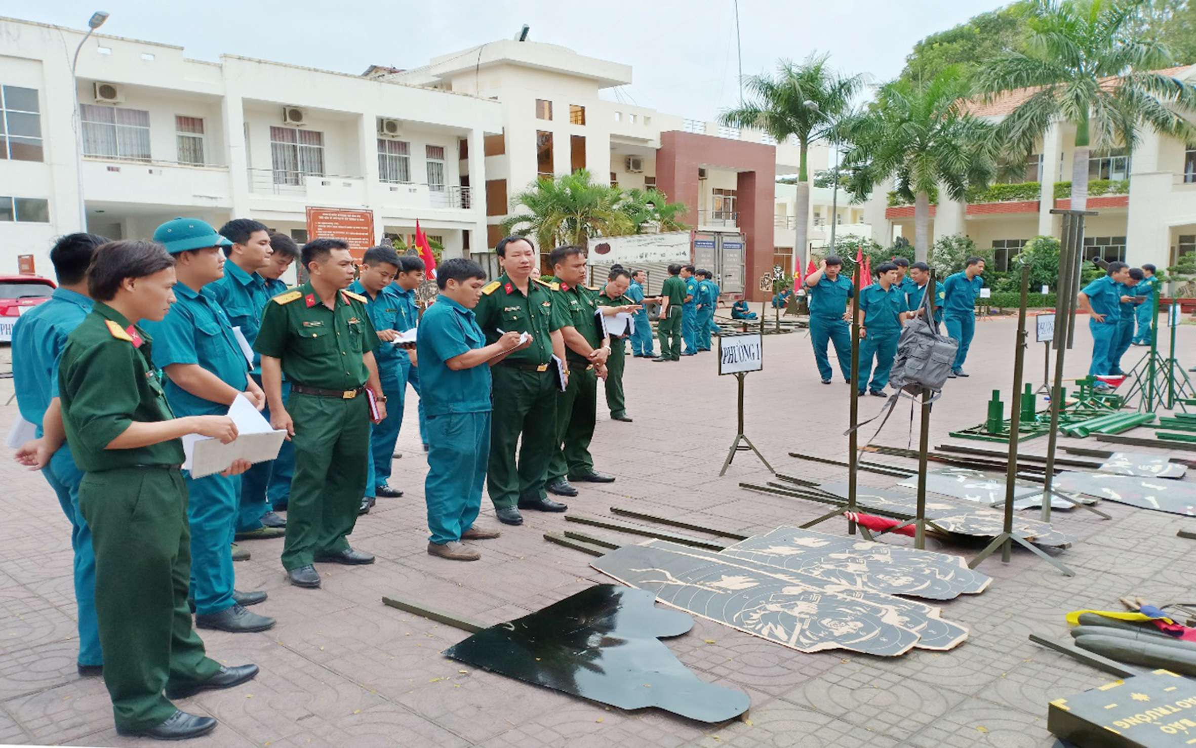Cán bộ, chiến sĩ tham gia Hội thi “Mô hình học cụ, phát huy sáng kiến cải tiến kỹ thuật phục vụ huấn luyện” năm 2018 do Bộ CHQS tỉnh tổ chức.