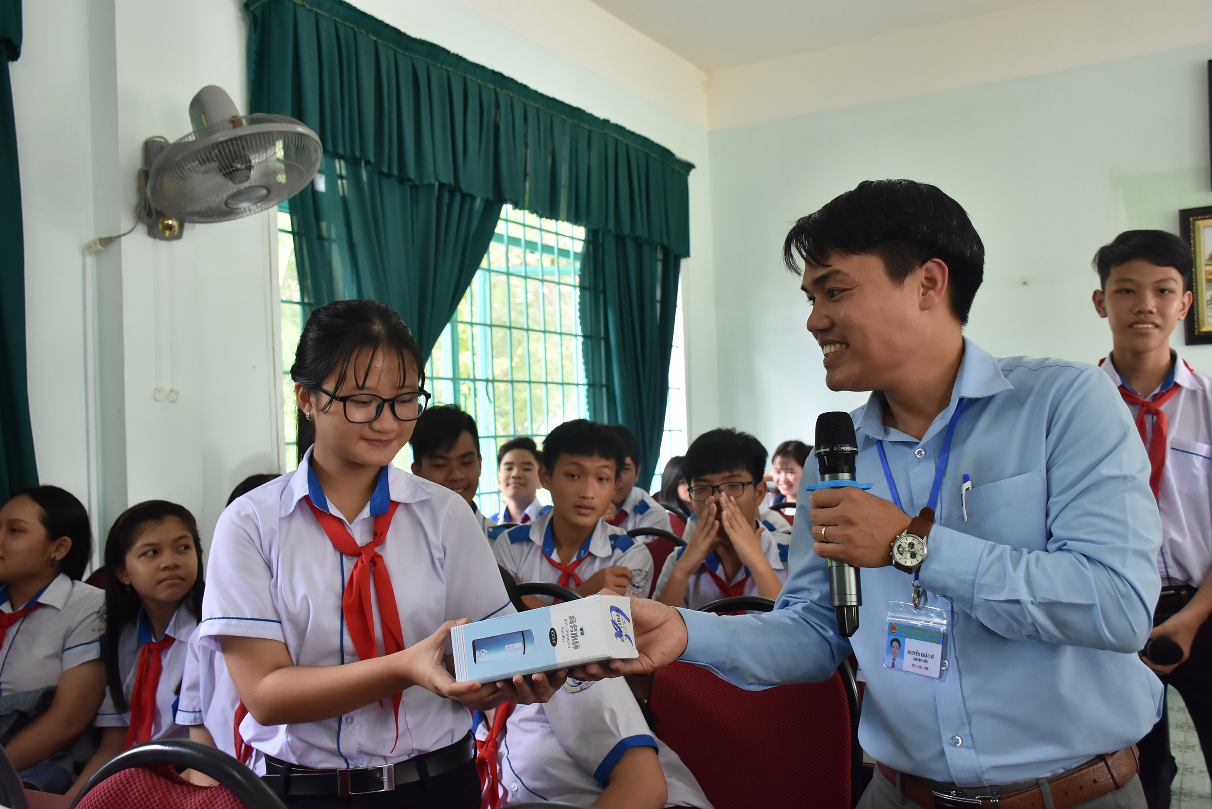 Trẻ em cần được bảo vệ trước những nguy cơ bị xâm hại trên không gian mạng.  Trong ảnh: Học sinh trường THCS Kim Đồng (TP.Bà Ria) trong buổi giáo dục kỹ năng phòng ngừa xâm hại.