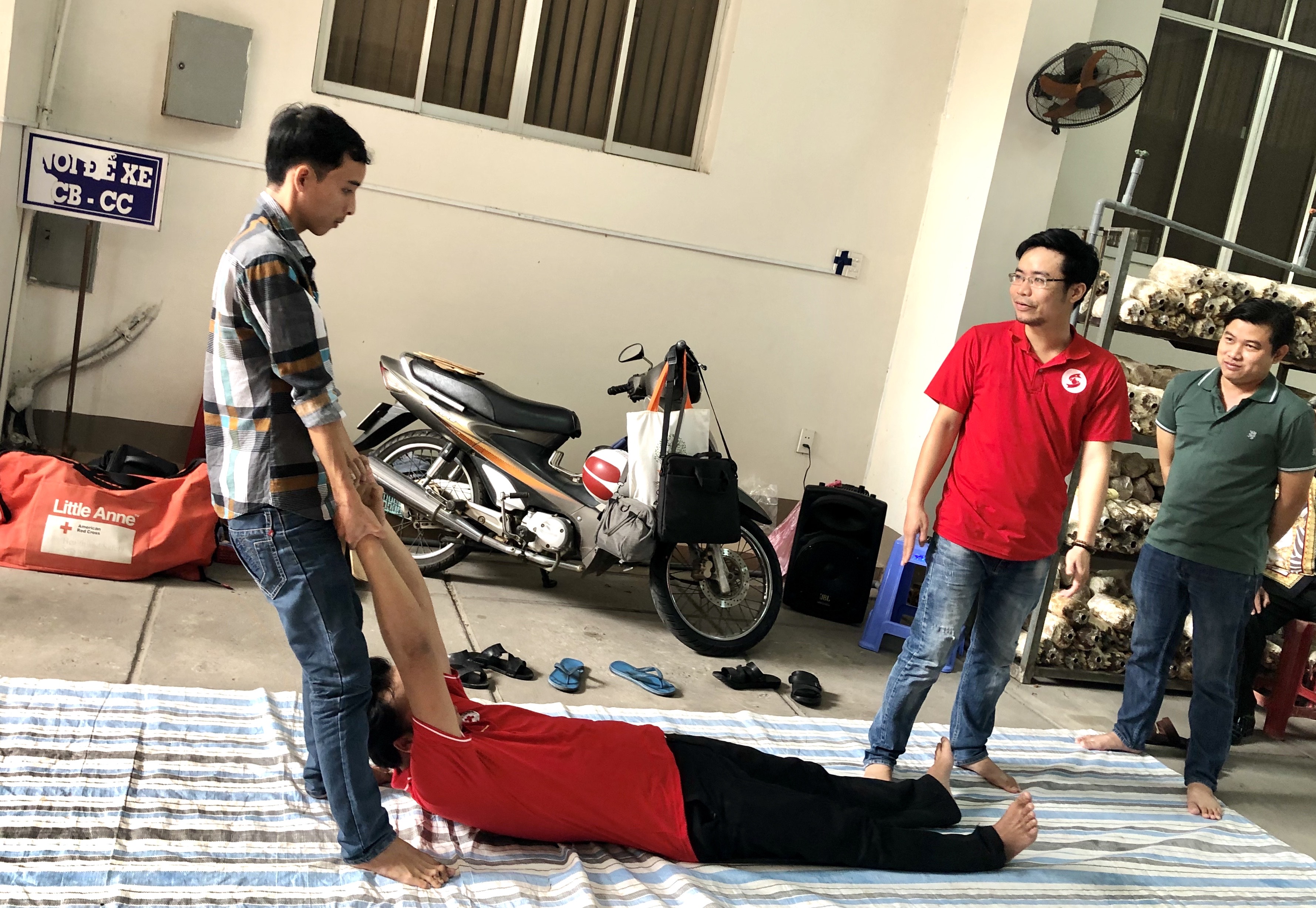 Ban chỉ huy phòng chống thiên tai và tìm kiếm cứu nạn tỉnh hướng dẫn học viên sơ cứu trong tình huống gặp nạn.