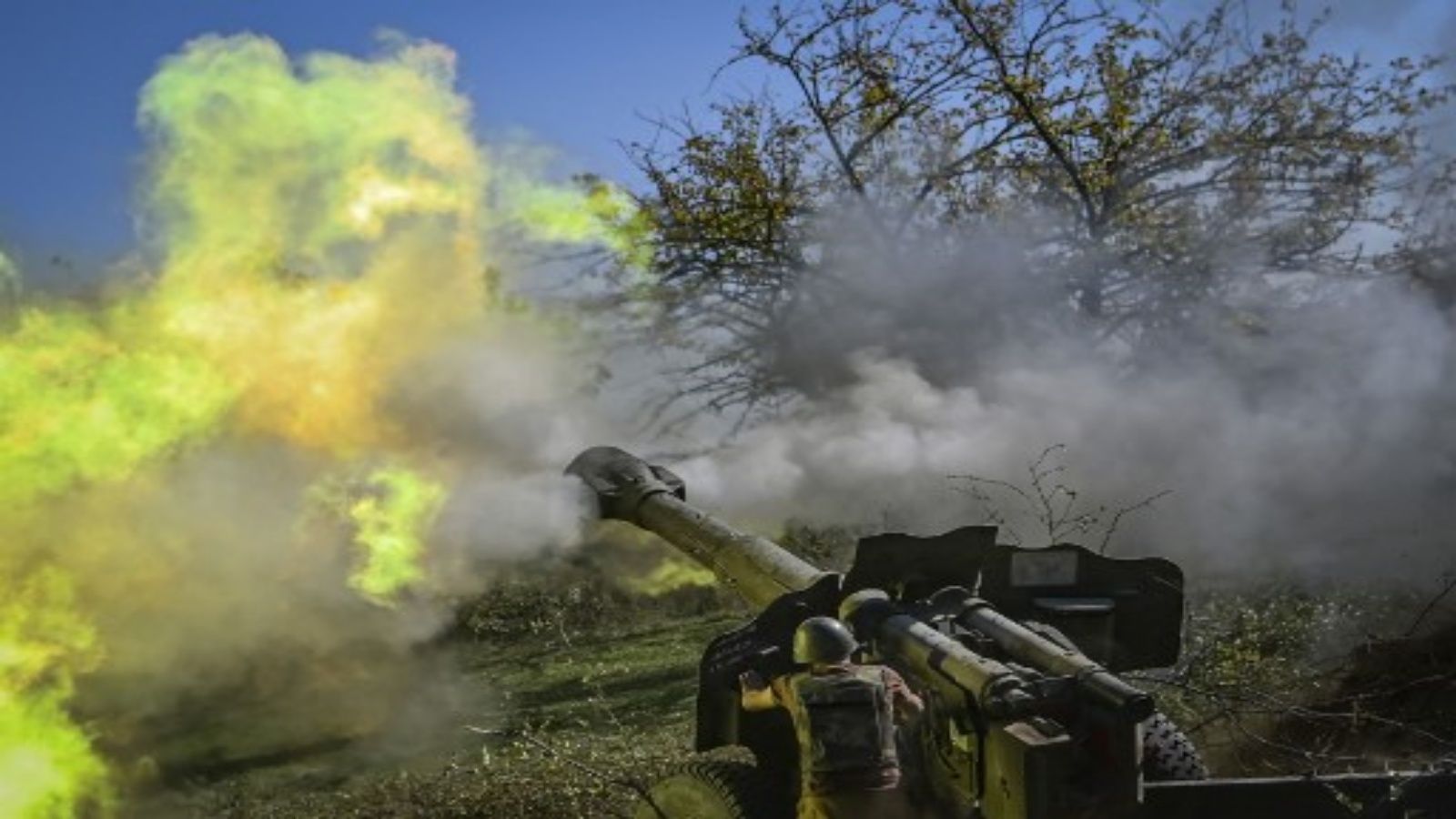 Binh sĩ Armenia nã pháo về phía lực lượng Azerbaijan tại khu vực tranh chấp Nagorny-Karabakh ngày 25/10/2020.