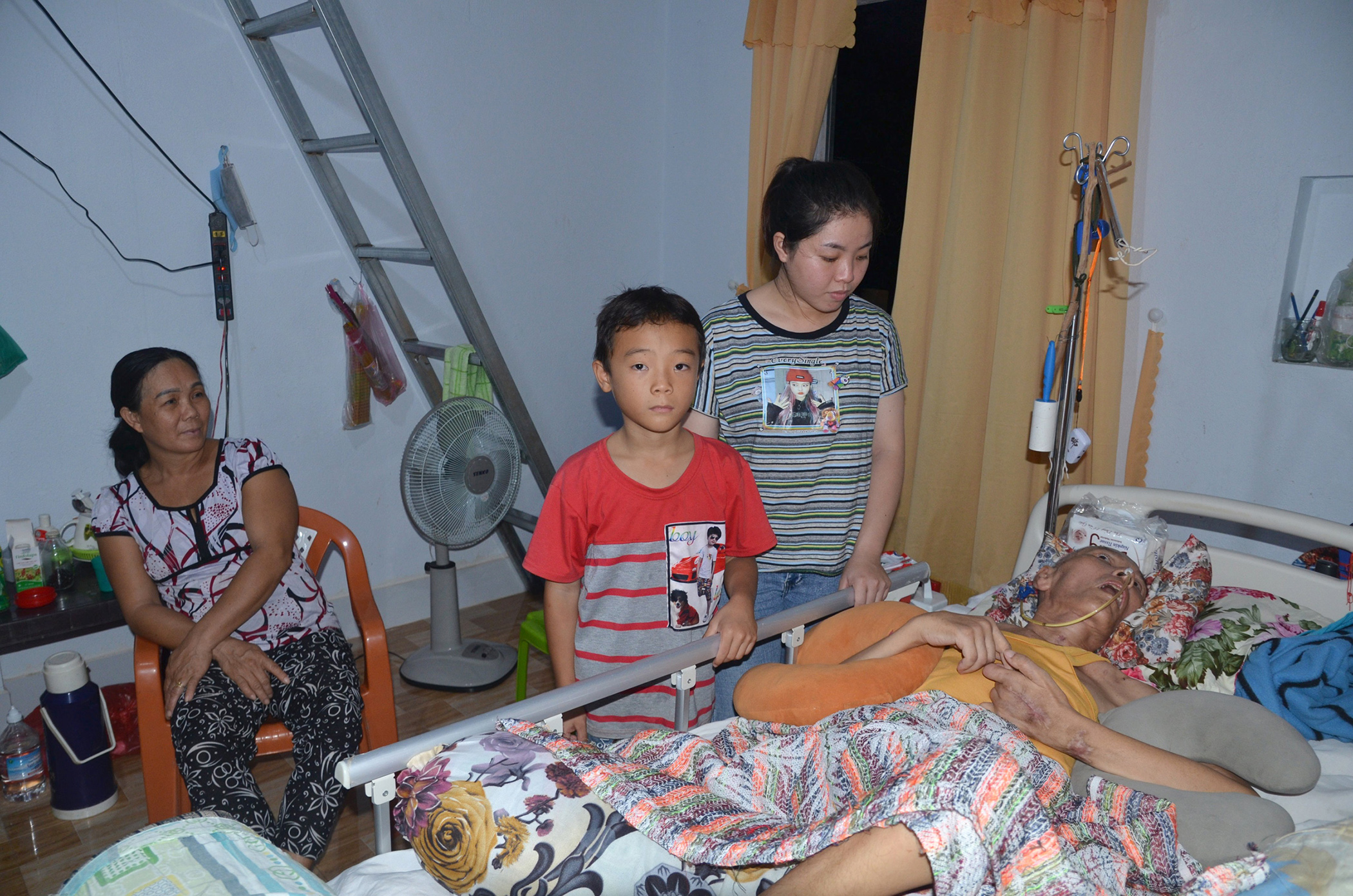 Em Liêu Cẩm Linh cùng em trai út Liêu Cẩm Hùng và mẹ bên giường bệnh của ba.