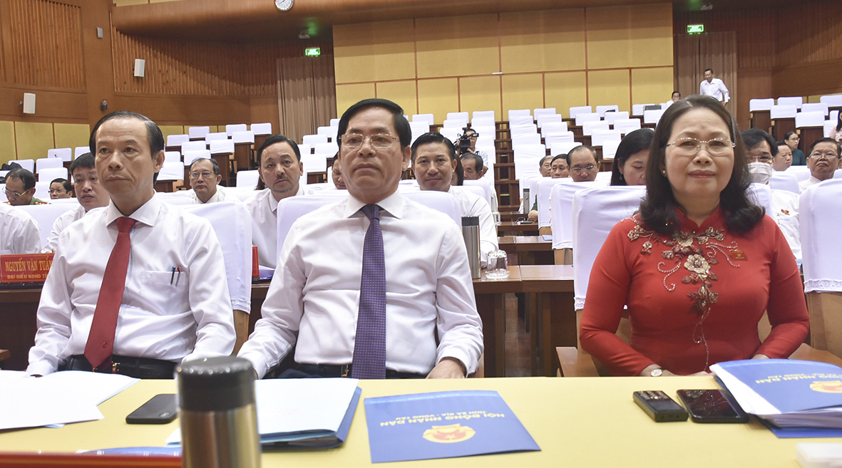 Ông Phạm Viết Thanh (thứ hai từ trái qua), Ủy viên Trung ương Đảng, Bí thư Tỉnh ủy; bà Nguyễn Thị Yến, Phó Bí thư Thường trực Tỉnh ủy, Trưởng Đoàn ĐBQH tỉnh; ông Nguyễn Văn Thọ (thứ nhất từ trái qua), Phó Bí thư Tỉnh ủy, Chủ tịch UBND tỉnh tham dự kỳ họp.