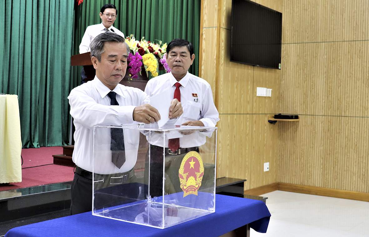 Đại biểu HĐND huyện bầu bổ sung chức danh Thành viên UBND huyện nhiệm kỳ 2016-2021.