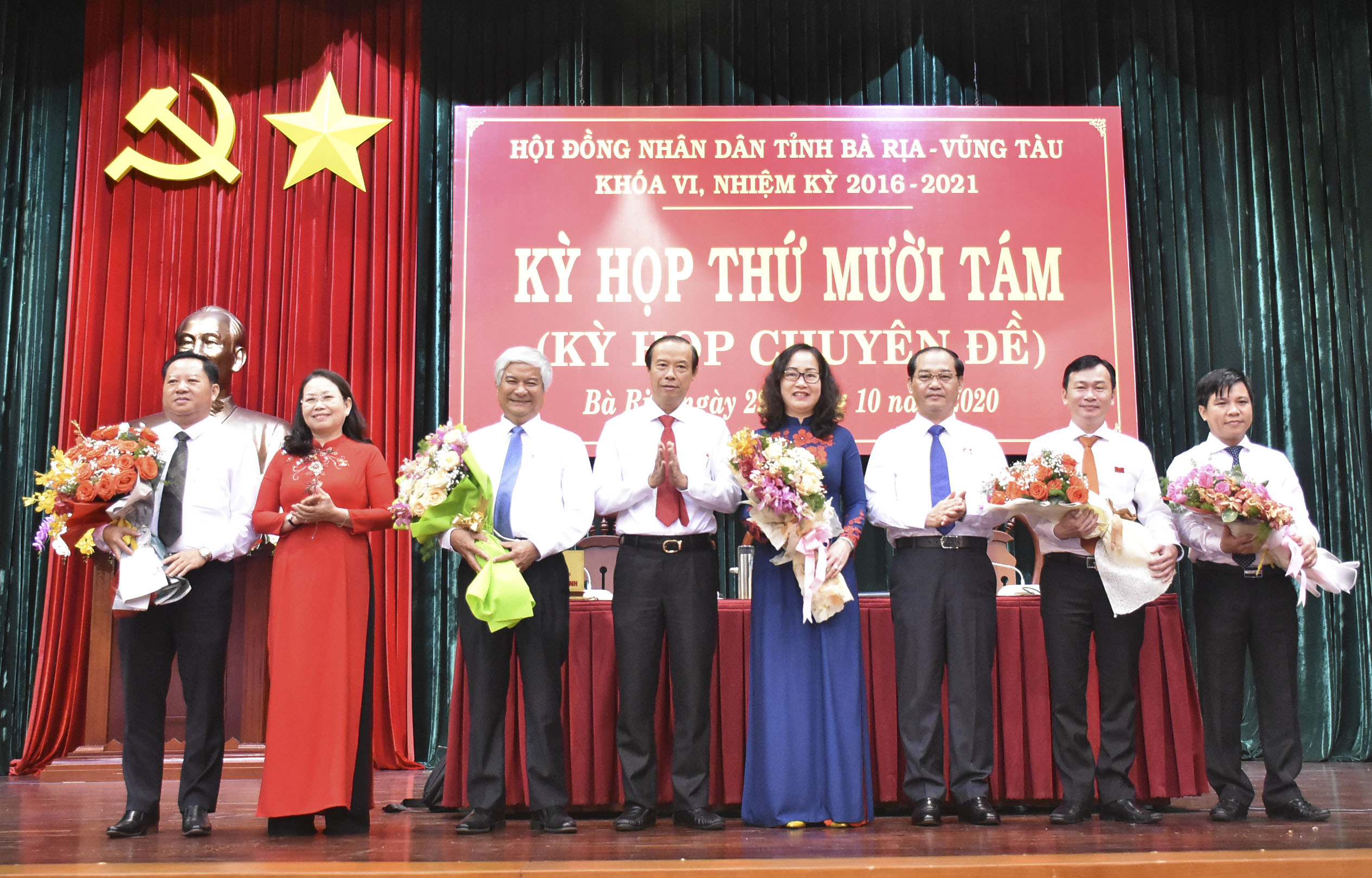 Bà Nguyễn Thị Yến, Phó Bí thư Thường trực Tỉnh ủy,Trưởng Đoàn ĐBQH tỉnh; ông Nguyễn Văn Thọ, Phó Bí thư Tỉnh ủy, Chủ tịch UBND tỉnh; ông Mai Ngọc Thuận, Phó Chủ tịch HĐND tỉnh tặng hoa, cảm ơn và chúc mừng các ủy viên UBND tỉnh. Ảnh: TRẦN TRÀ