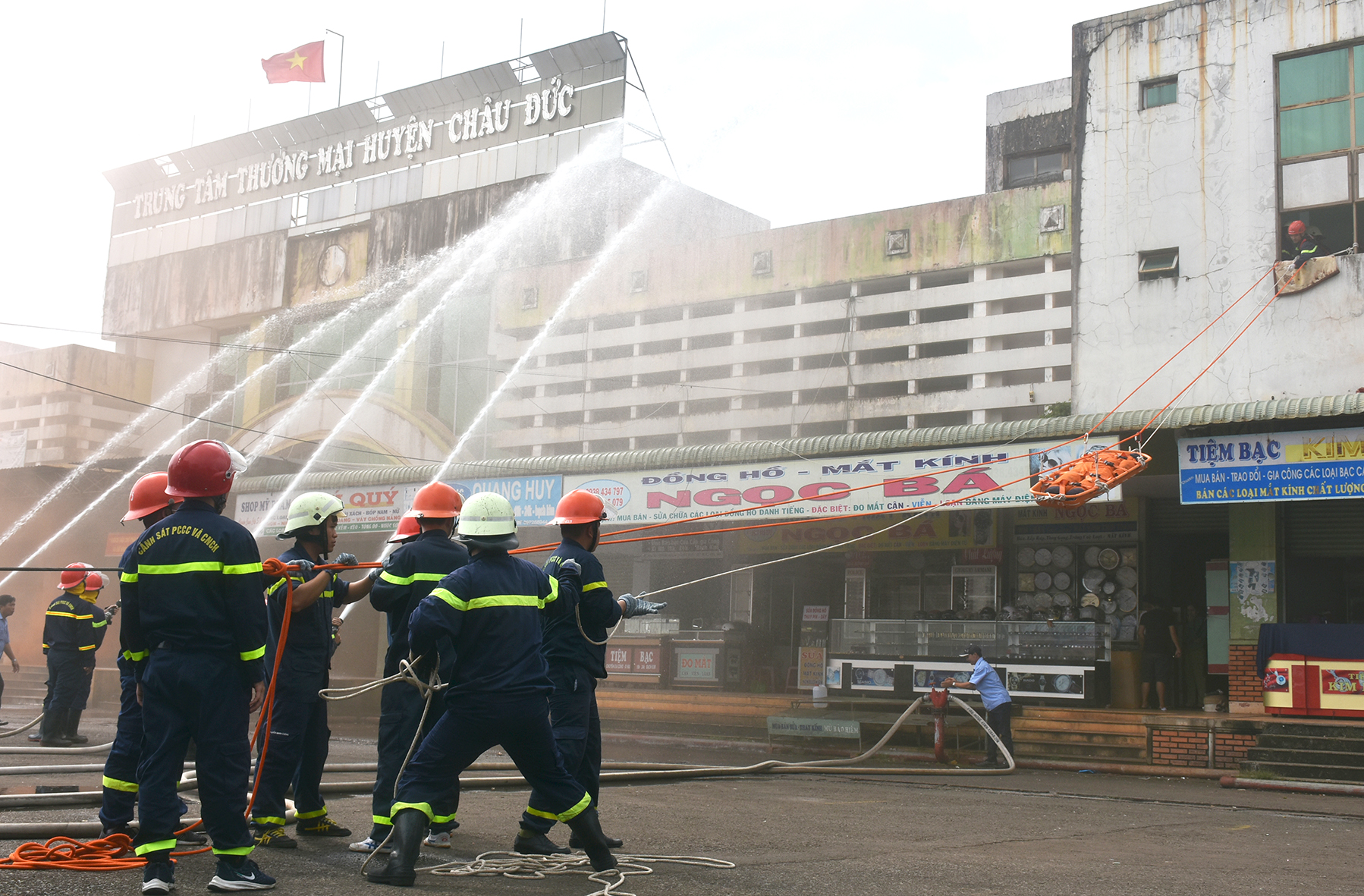 Lực lượng tham gia diễn tập chữa cháy cứu người tại chợ Ngãi Giao, huyện Châu Đức. 