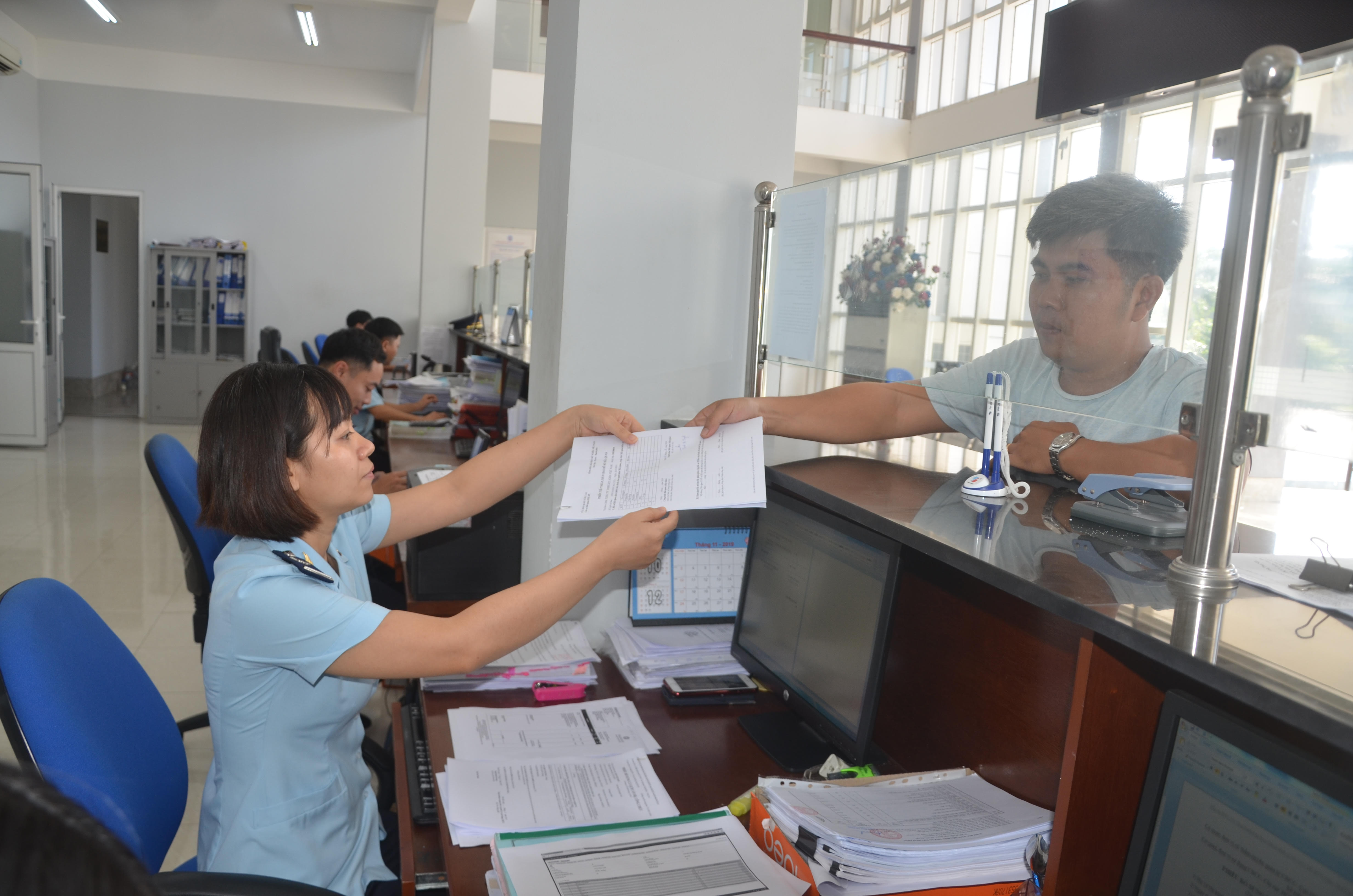 Doanh nghiệp làm thủ tục hải quan tại Chi cục Hải quan cửa khẩu cảng Phú Mỹ. 