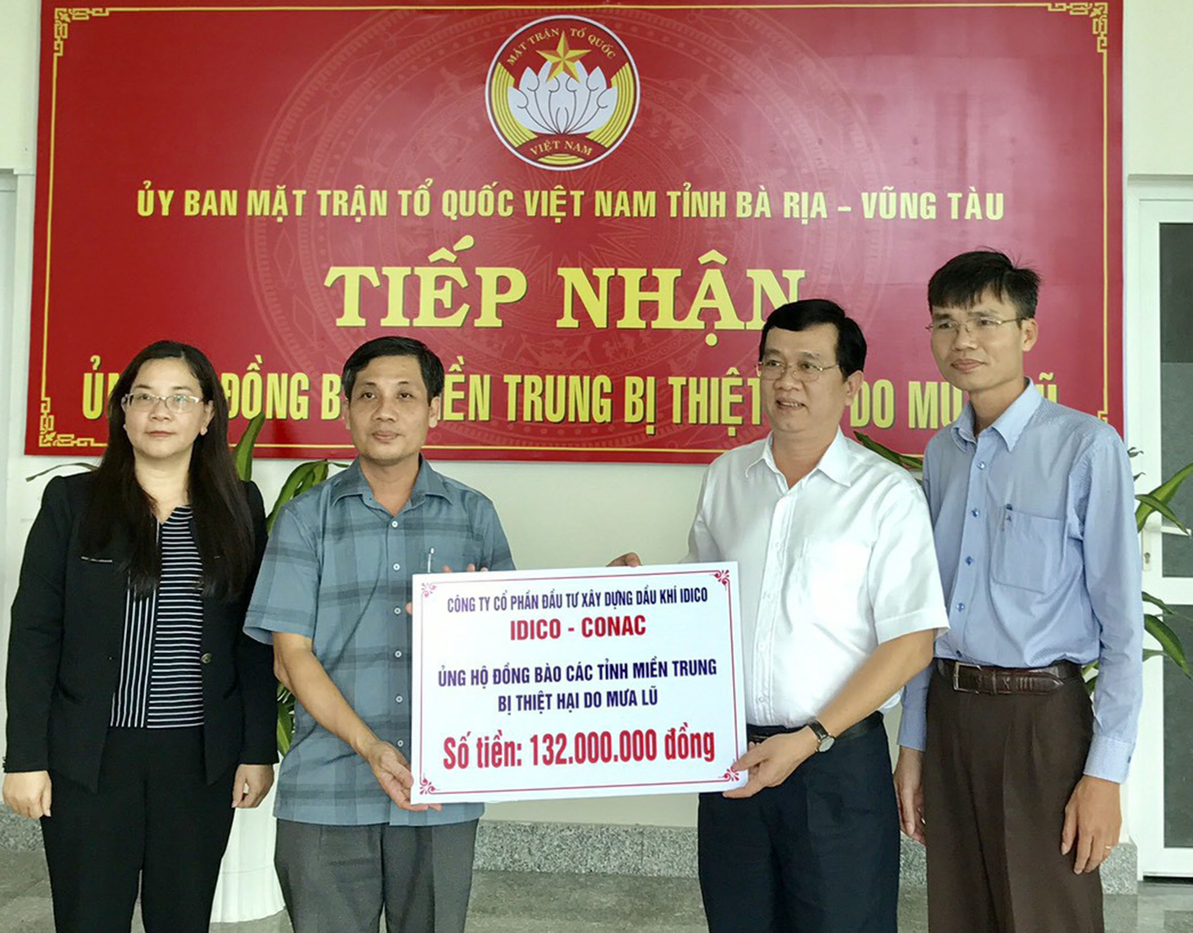 Ông Nguyễn Kế Toại (thứ hai từ trái qua), Phó Chủ tịch UBMTTQ Việt Nam tỉnh tiếp nhận số tiền 132 triệu đồng do Công ty CP Đầu tư Xây dựng Dầu khí IDICO ủng hộ đồng bào miền Trung. Ảnh: DIỄM QUỲNH