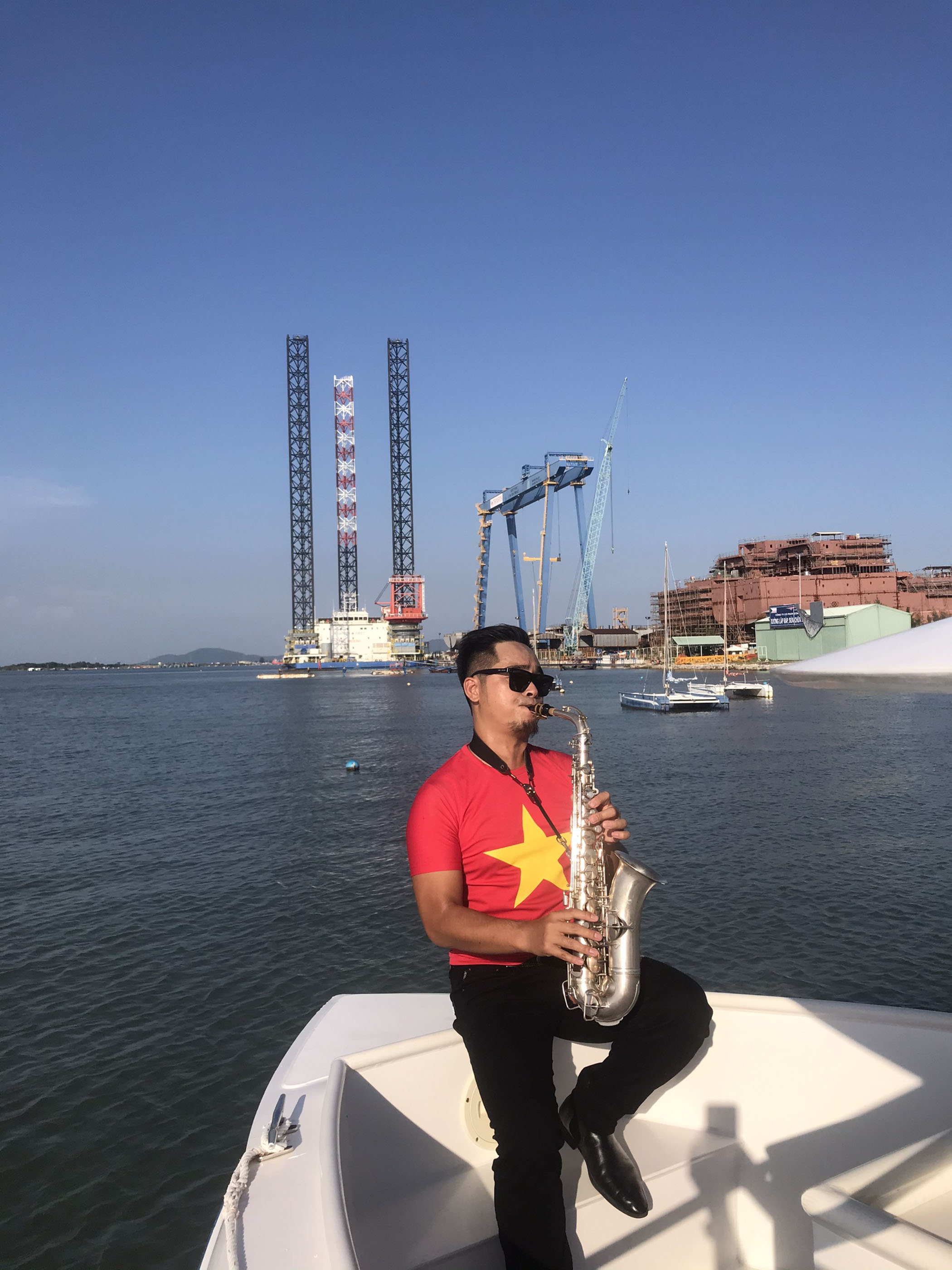 Lê Trung Nghĩa với cảnh quay tại Vũng Tàu Marina.
