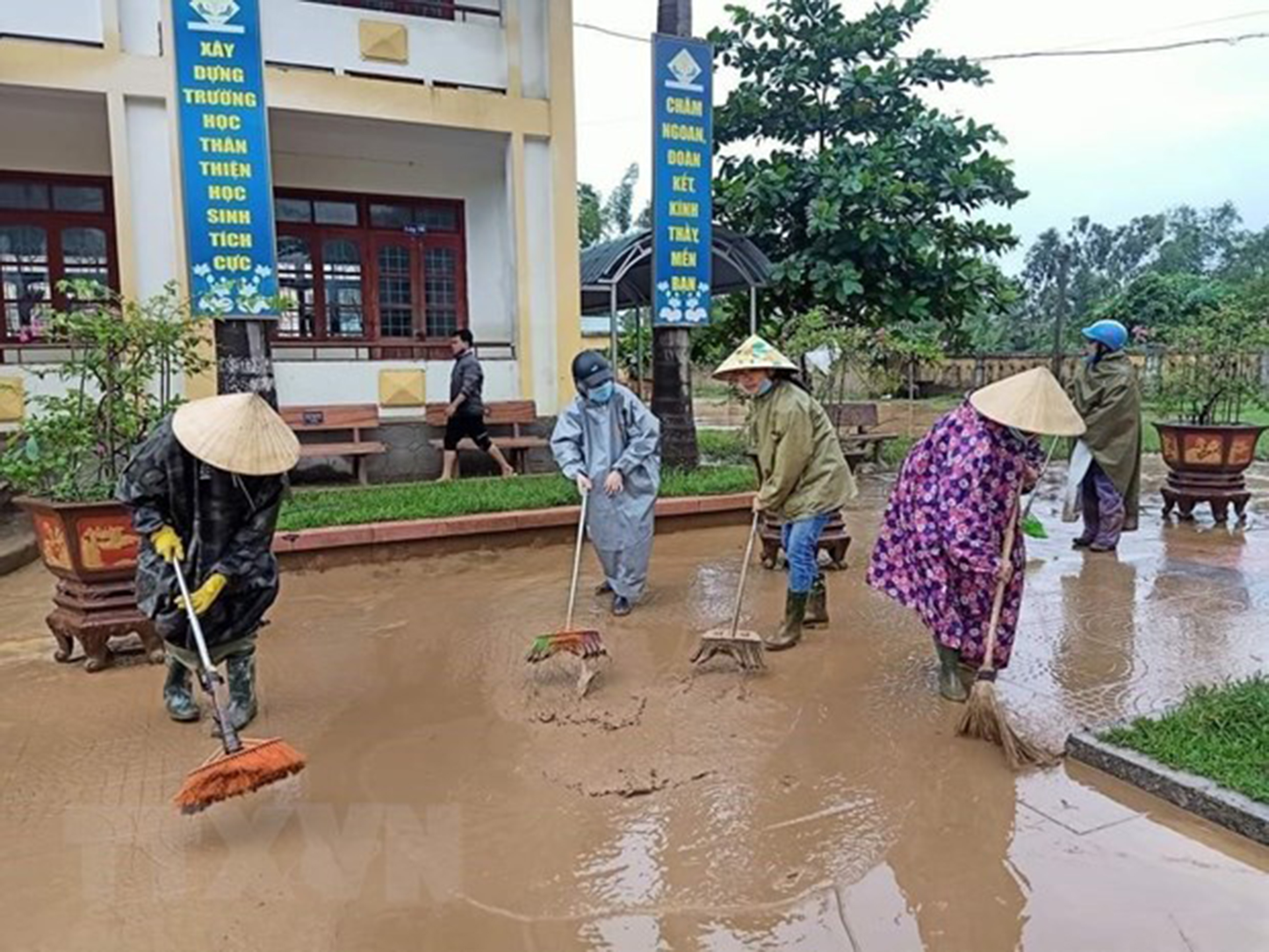 Nước rút đến đâu làm vệ sinh môi trường đến đó là việc làm cần thiết để bảo về sức khỏe gia đình và cộng đồng. (Ảnh minh họa)