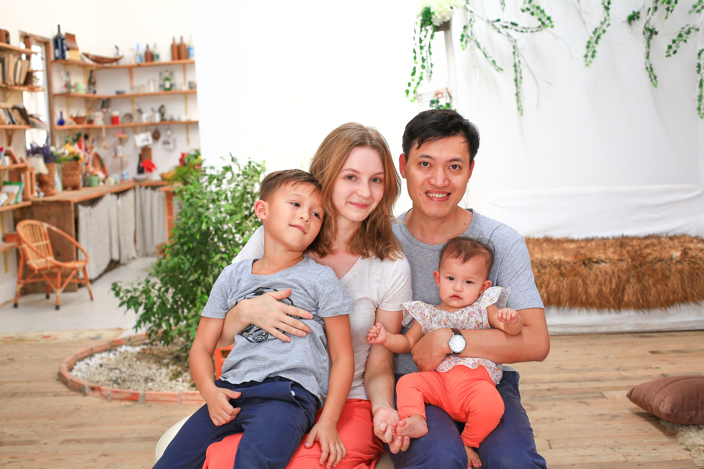 Gia đình anh Châu Nhật Bằng và chị Marchenko Evgenia sống hạnh phúc cùng các con tại 