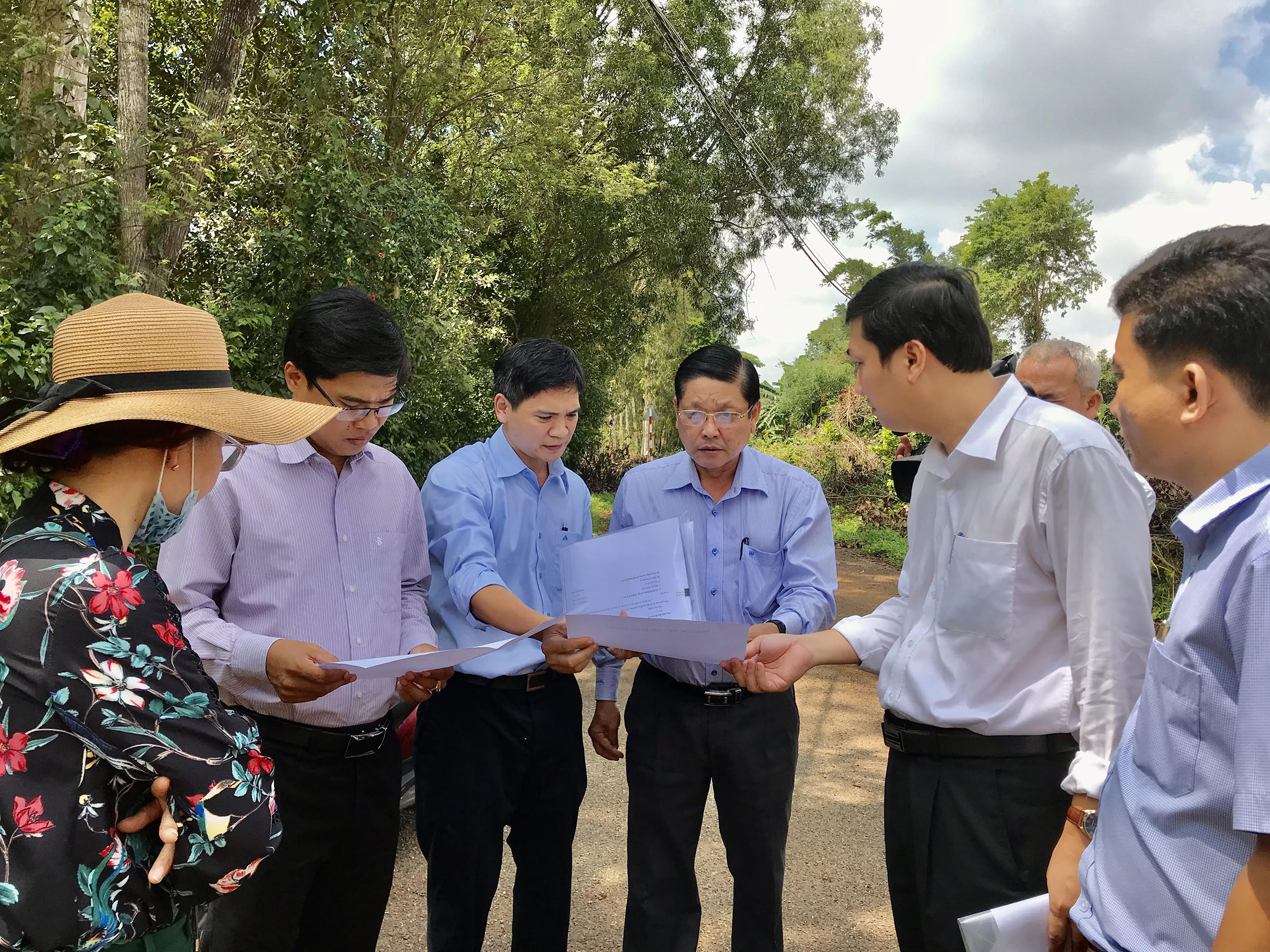 HĐND tỉnh đã nhiều khảo sát thực tế về những vướng mắc của dự án Sonadezi Châu Đức theo kiến nghị của người dân. Trong ảnh: Tổ đại biểu số 8 HĐND tỉnh khảo sát vướng mắc trong công tác giải phóng mặt bằng dự án KCN Sonadezi Châu Đức tháng 7/2019.