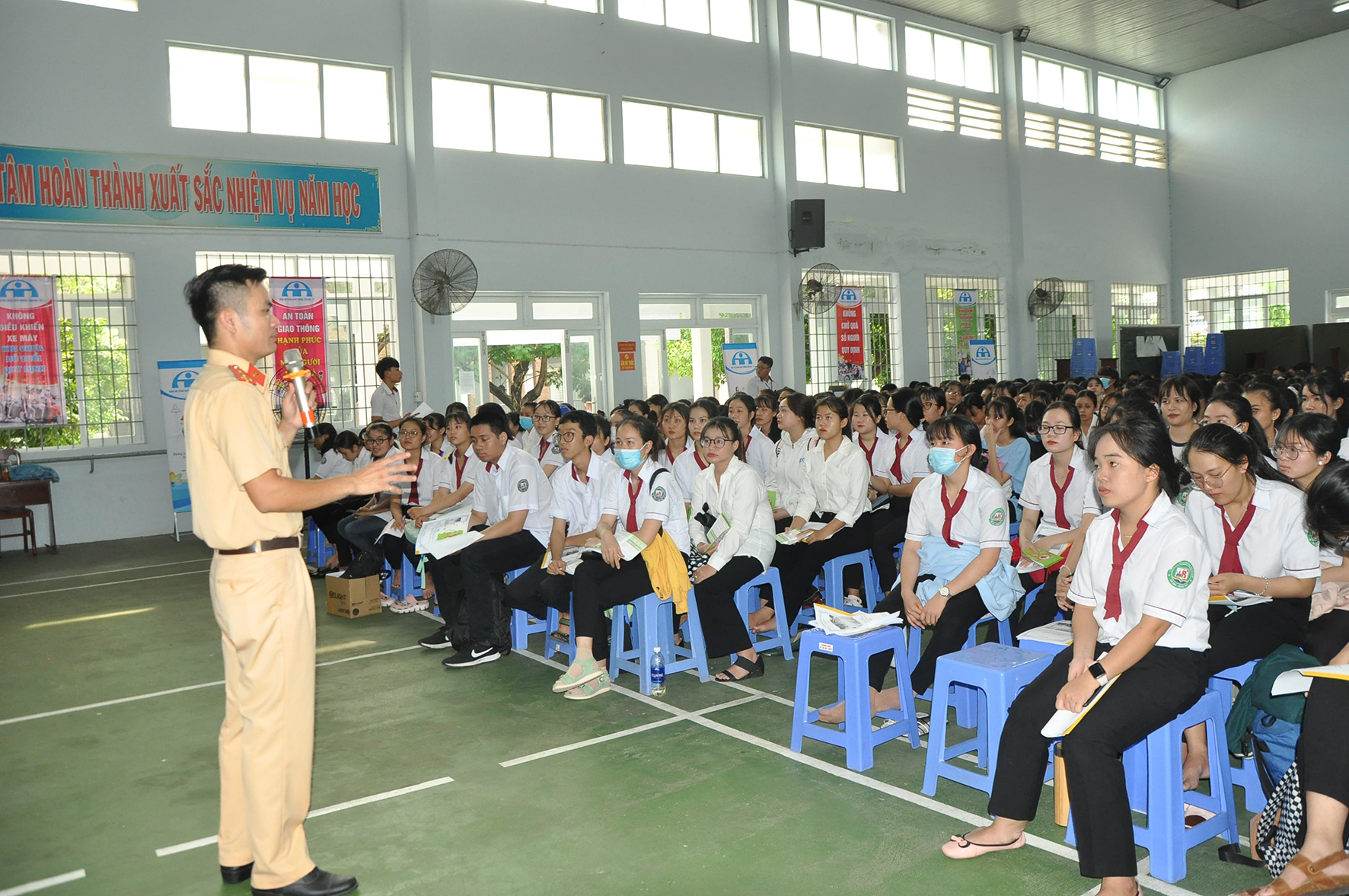 Báo cáo viên của Phòng CSGT (Công an tỉnh) phổ biến kiến thức pháp luật về ATGT cho SV.