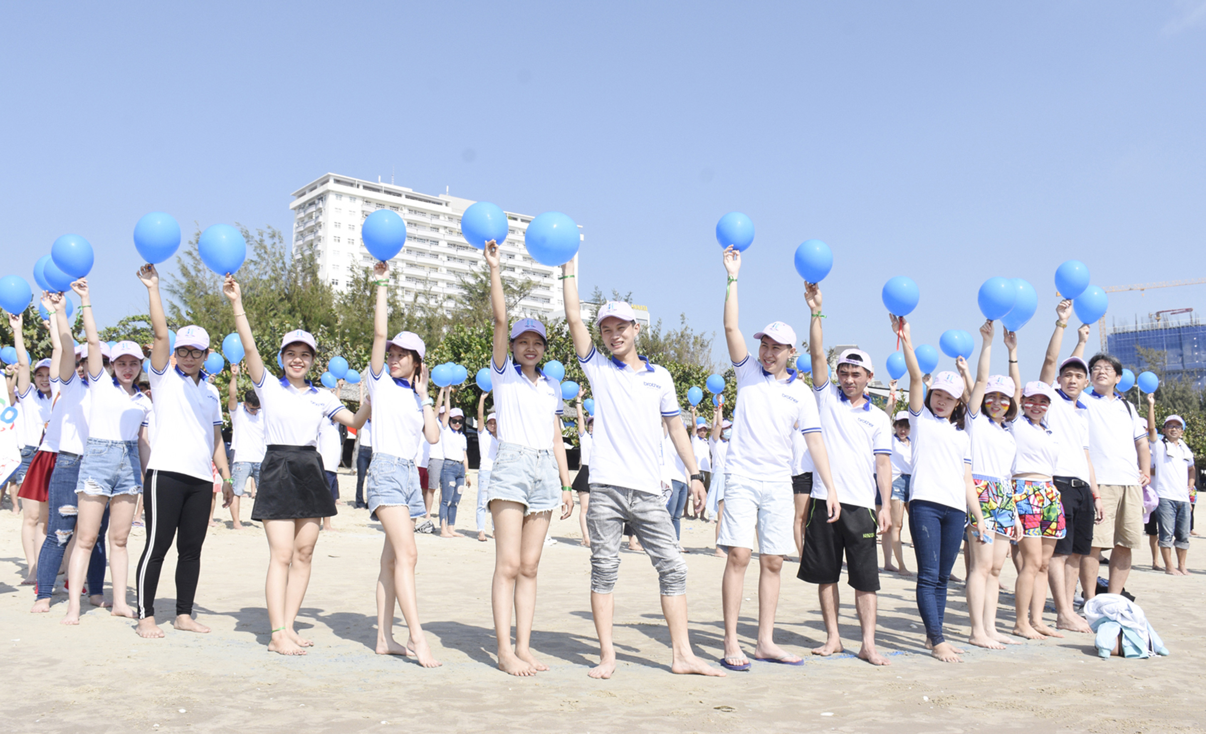 Du khách chơi teambuilding tại Bãi Sau.
