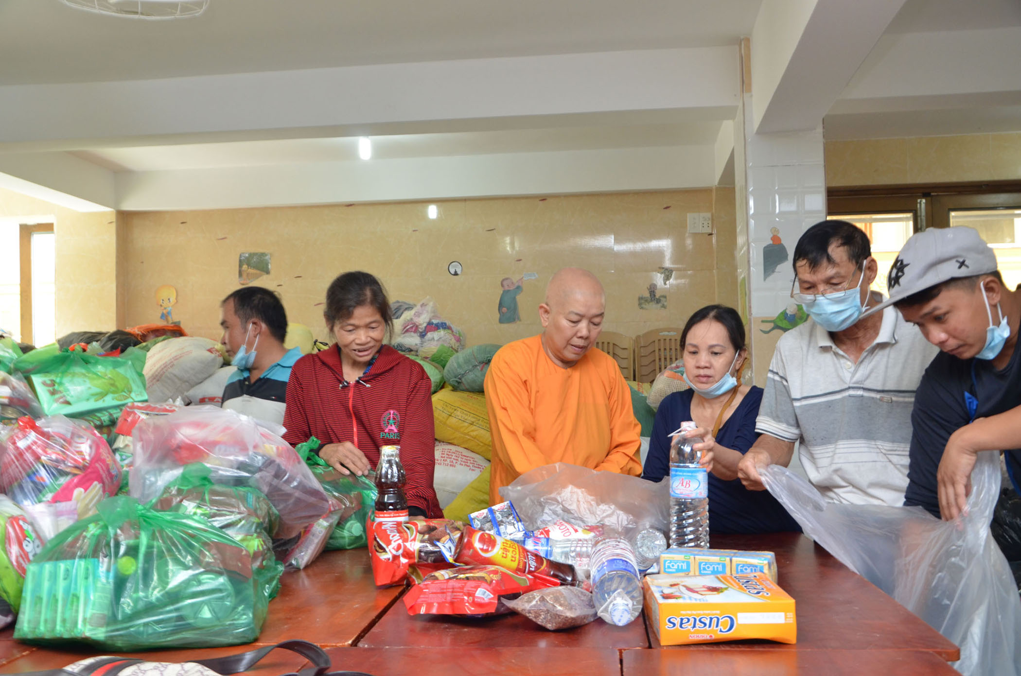 Từng phần quà được ni sư Diệu Hoàng và các phật tử chăm chút trước khi tập kết để chuyển đến đồng bào miền Trung.