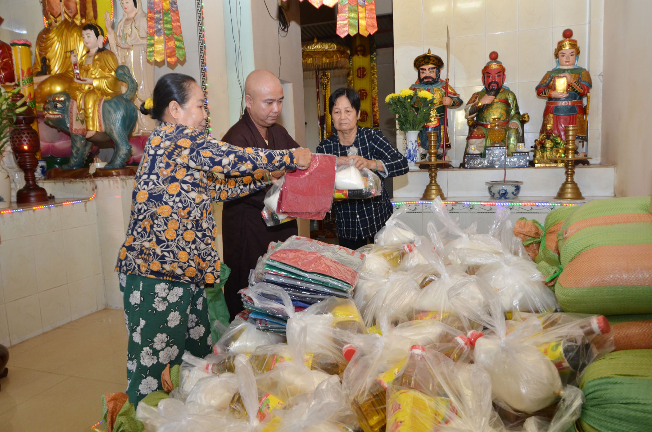 Đại đức Thích Đức Tín, trụ trì chùa Thiên Bửu vận động hơn 10.000 cuốn vở trắng chuyển đến các em HS vùng lũ.
