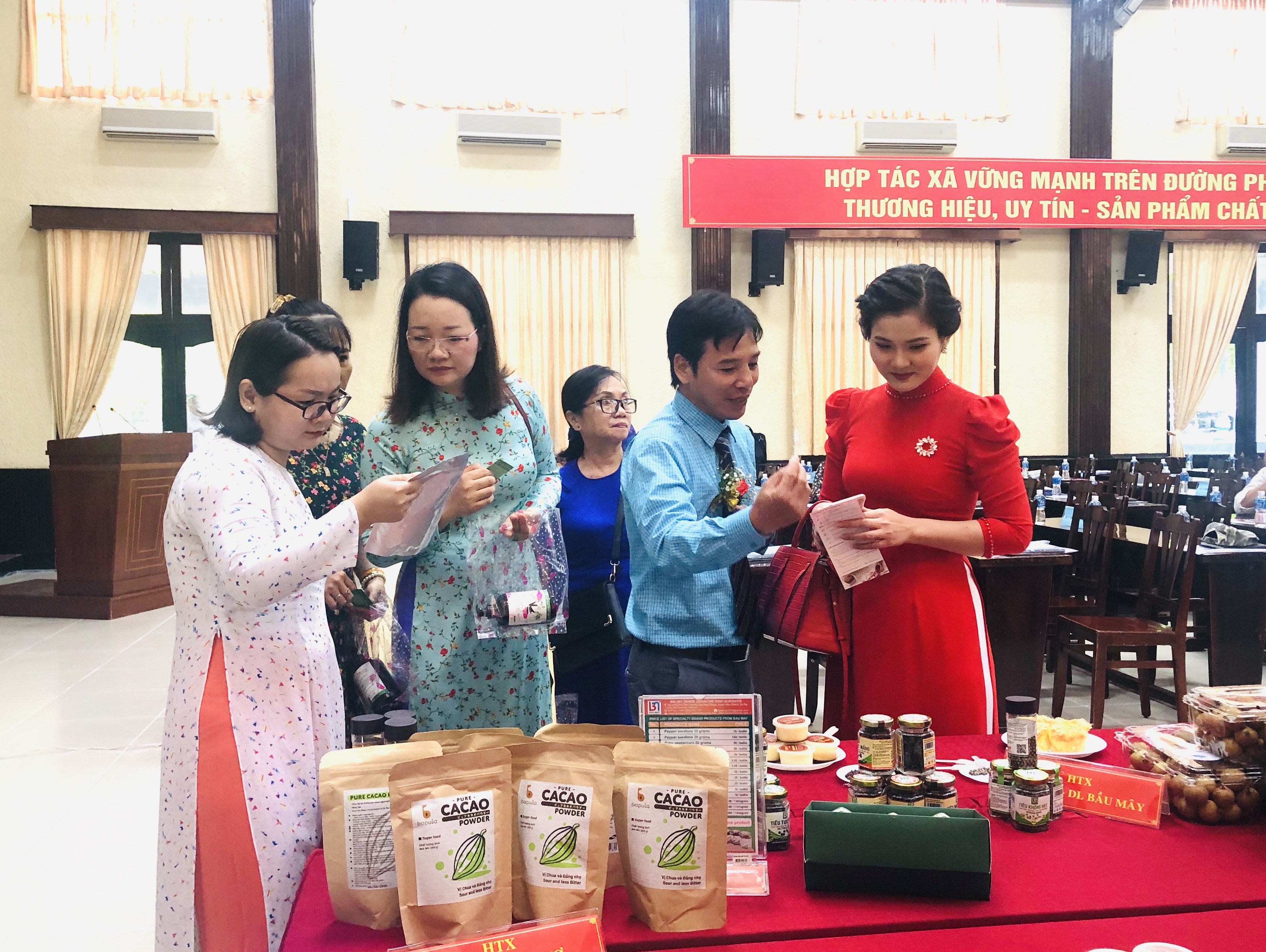 Nhiều HTX đang loay hoay tìm đầu ra bền vững cho sản phẩm của mình.  Trong ảnh: Ông Lâm Ngọc Nhâm, Giám đốc HTX Bầu Mây giới thiệu sản phẩm hạt tiêu tới khách hàng.