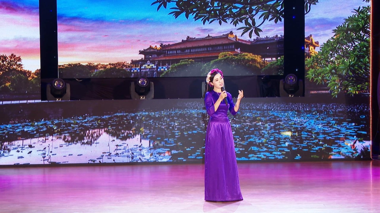Ca sĩ tham gia biểu diễn trong đêm nhạc “Dạ khúc Bolero”.