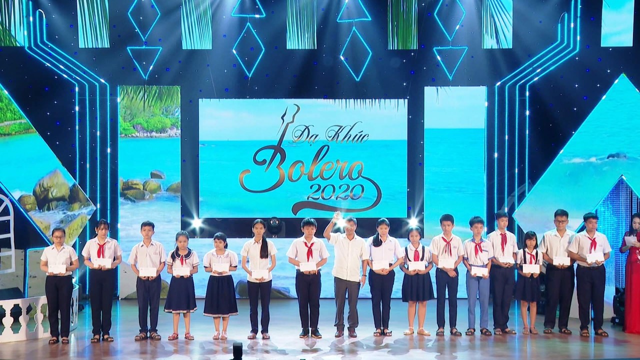 Ban tổ chức trao 15 suất học bổng cho học sinh nghèo vượt khó, học giỏi trên địa bàn tỉnh.