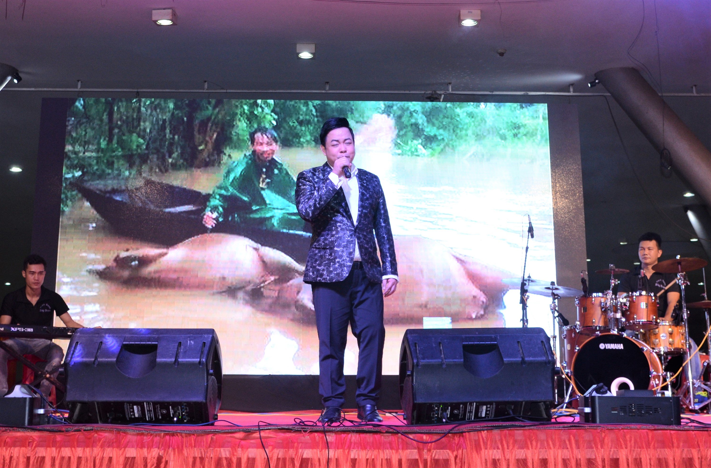Ca sĩ Quang Lê biểu diễn tại đêm nhạc “Thương về miền Trung” tại huyện Châu Đức.