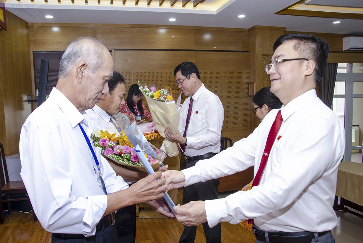 Ông Trần Đình Khoa, Ủy viên Ban Thường vụ Tỉnh ủy, Bí thư Thành ủy Vũng Tàu (giữa) và ông Hoàng Vũ Thảnh, Quyền Chủ tịch UBND TP. Vũng Tàu (bìa phải) trao các Quyết định bổ nhiệm và tặng hoa chúc mừng các viên chức quản lý của Trung tâm Quản lý và Hỗ trợ khách du lịch TP. Vũng Tàu.