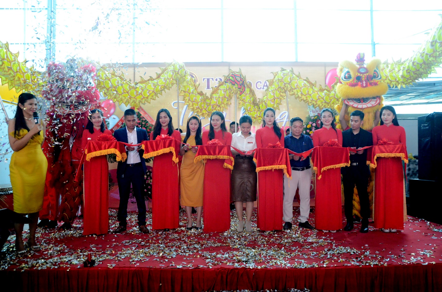 Đại diện T3 Auto Care thực hiện nghi thức cắt băng khai trương Trung tâm chăm sóc xe ô tô T3 Auto Care.