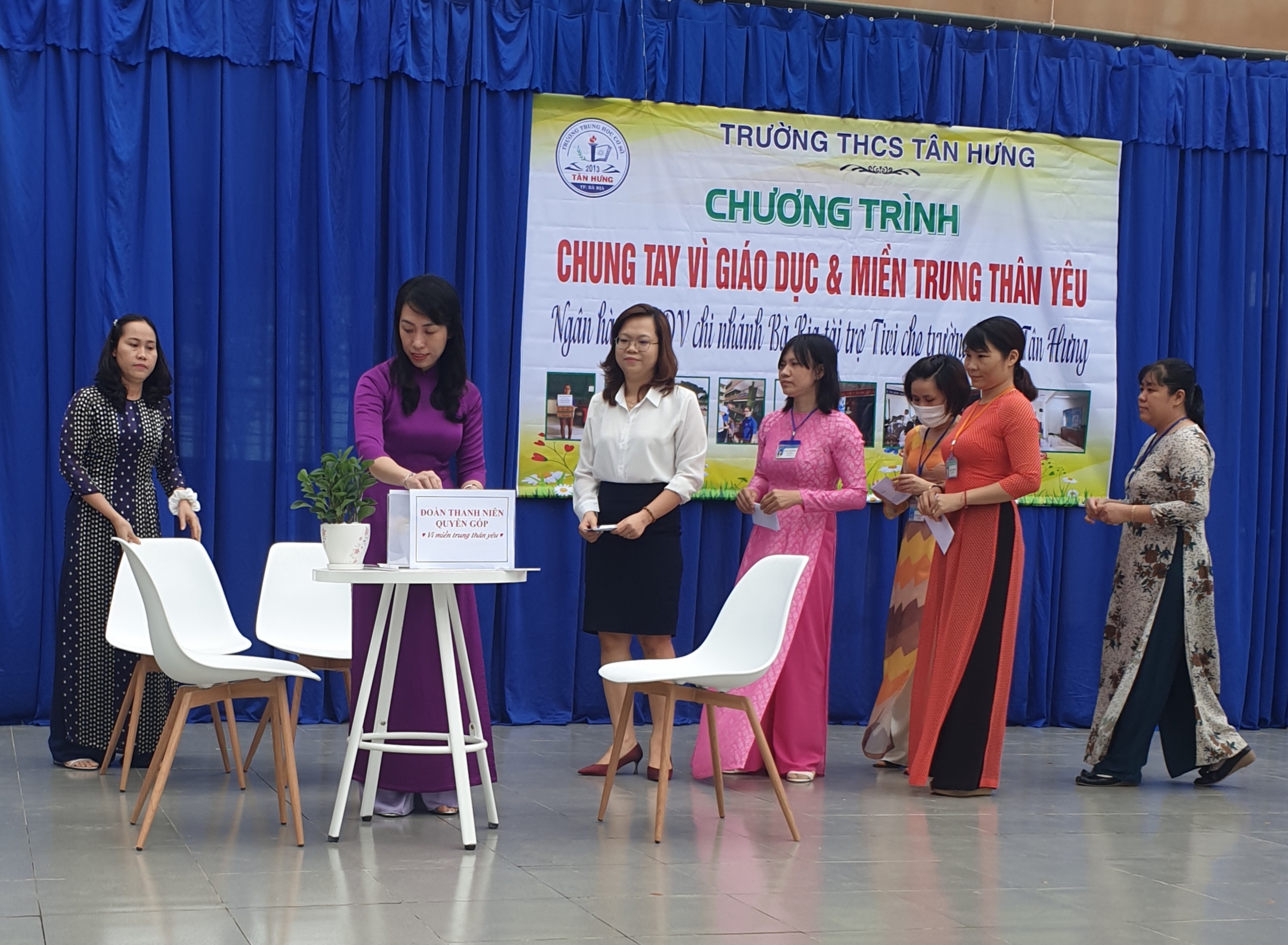 Bà Nguyễn Thanh Thủy, Giám đốc BIDV Bà Rịa  (thứ 2 từ trái qua) tham gia cùng nhà trường đóng góp ủng hộ miền Trung.