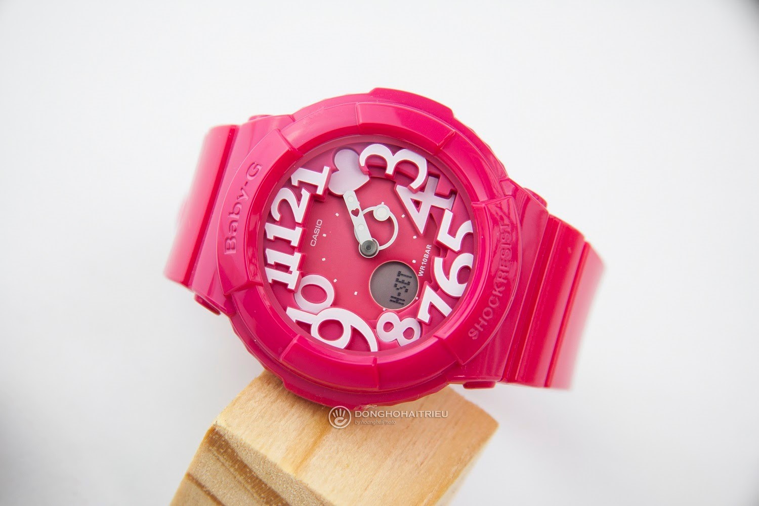 Baby-G BGA-130-4BDR khác biệt nhờ tông màu hồng đậm, tuy nhiên lại không gây cảm giác quá trẻ con hay sến sẩm cho người dùng
