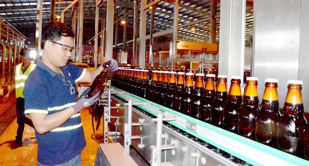 Công ty TNHH Nhà máy Bia Heineken, một trong những DN có đóng góp NSNN cao. Trong ảnh: Sản xuất bia tại Nhà máy bia Heneiken (KCN Mỹ Xuân, TX. Phú Mỹ).