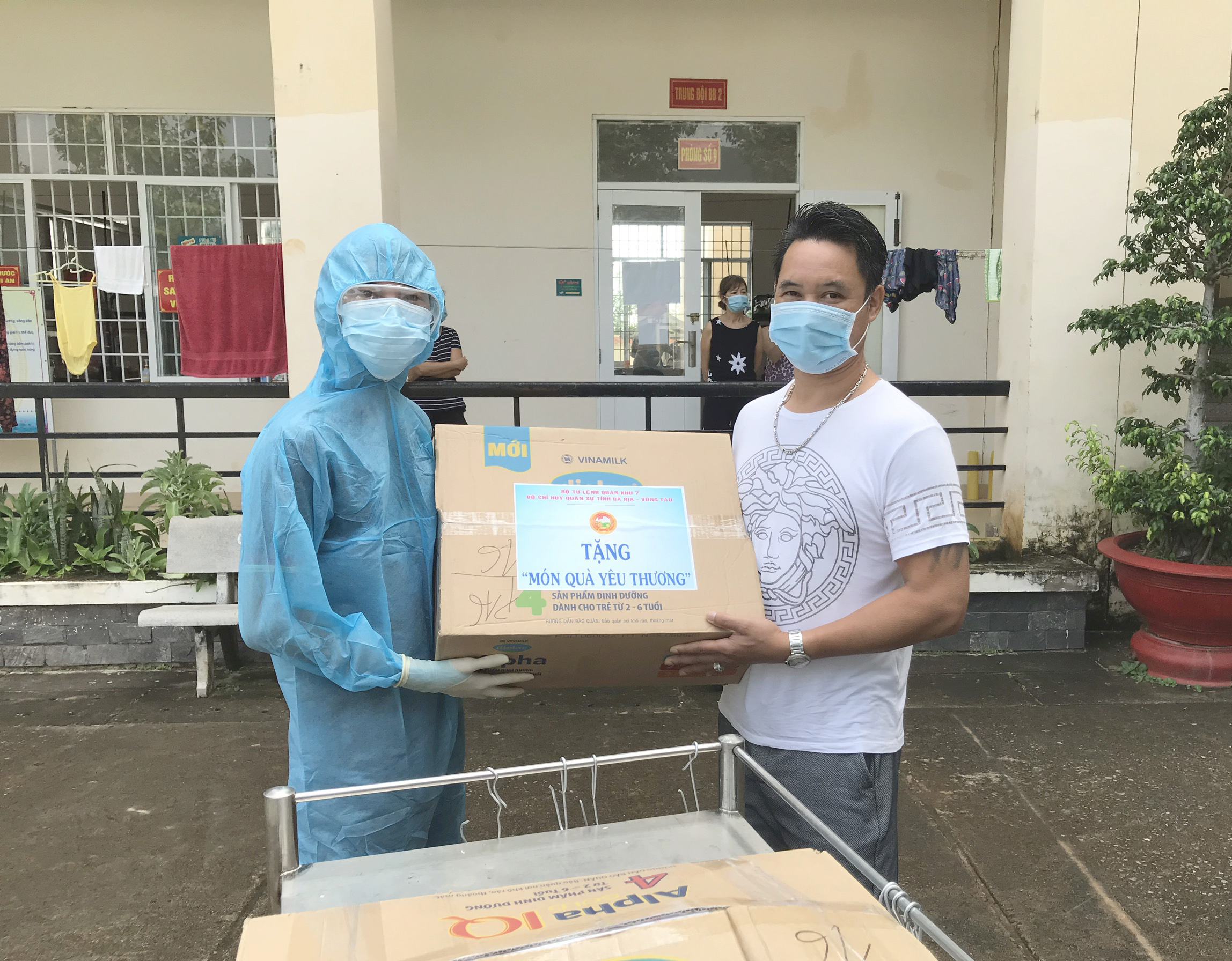 Cán bộ, chiến sĩ Bộ CHQS tỉnh trao “Món quà yêu thương” cho công dân cách ly tại Trung đoàn Minh Đạm.