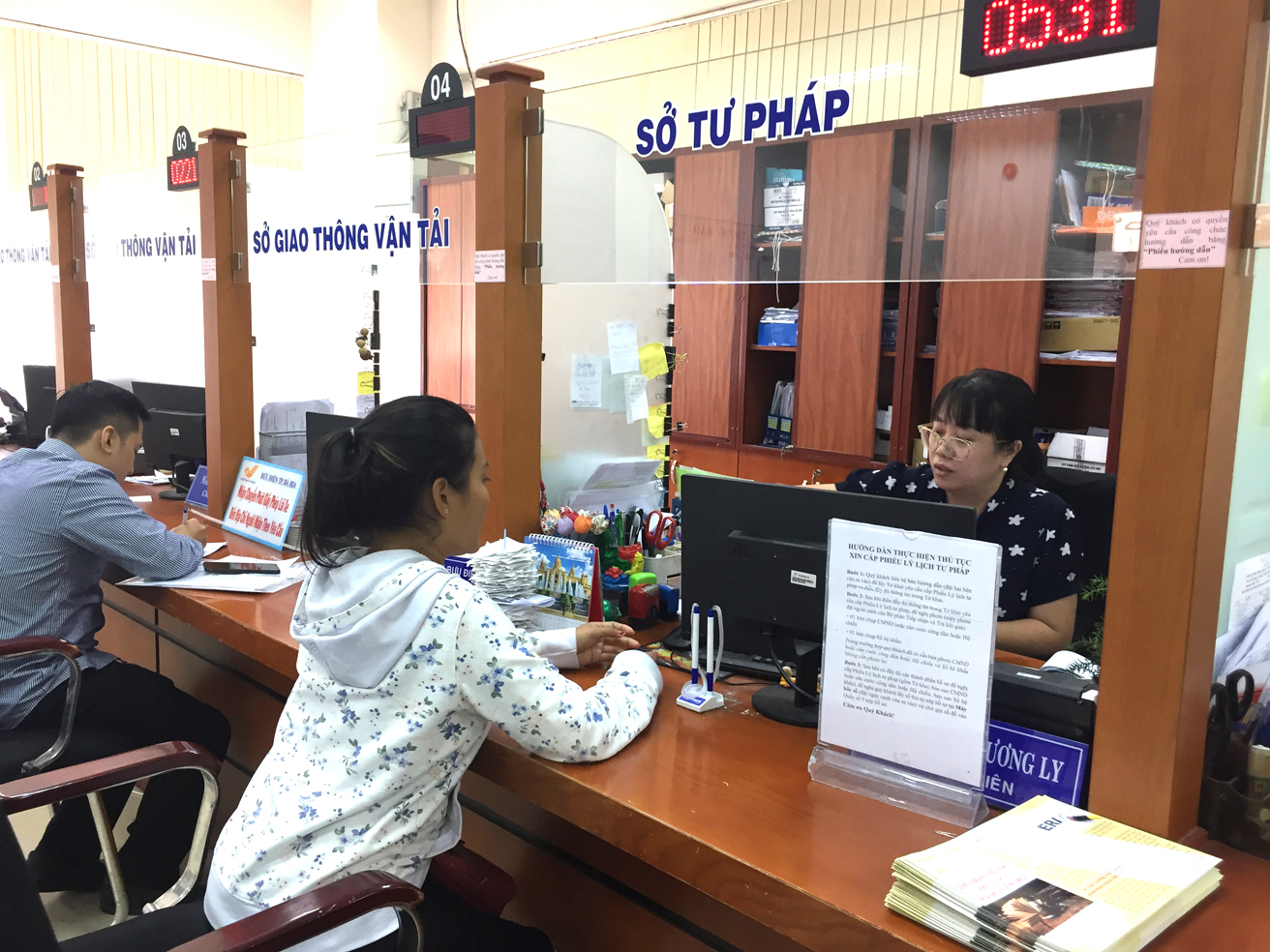 Người dân làm thủ tục tại Văn phòng một cửa của tỉnh.