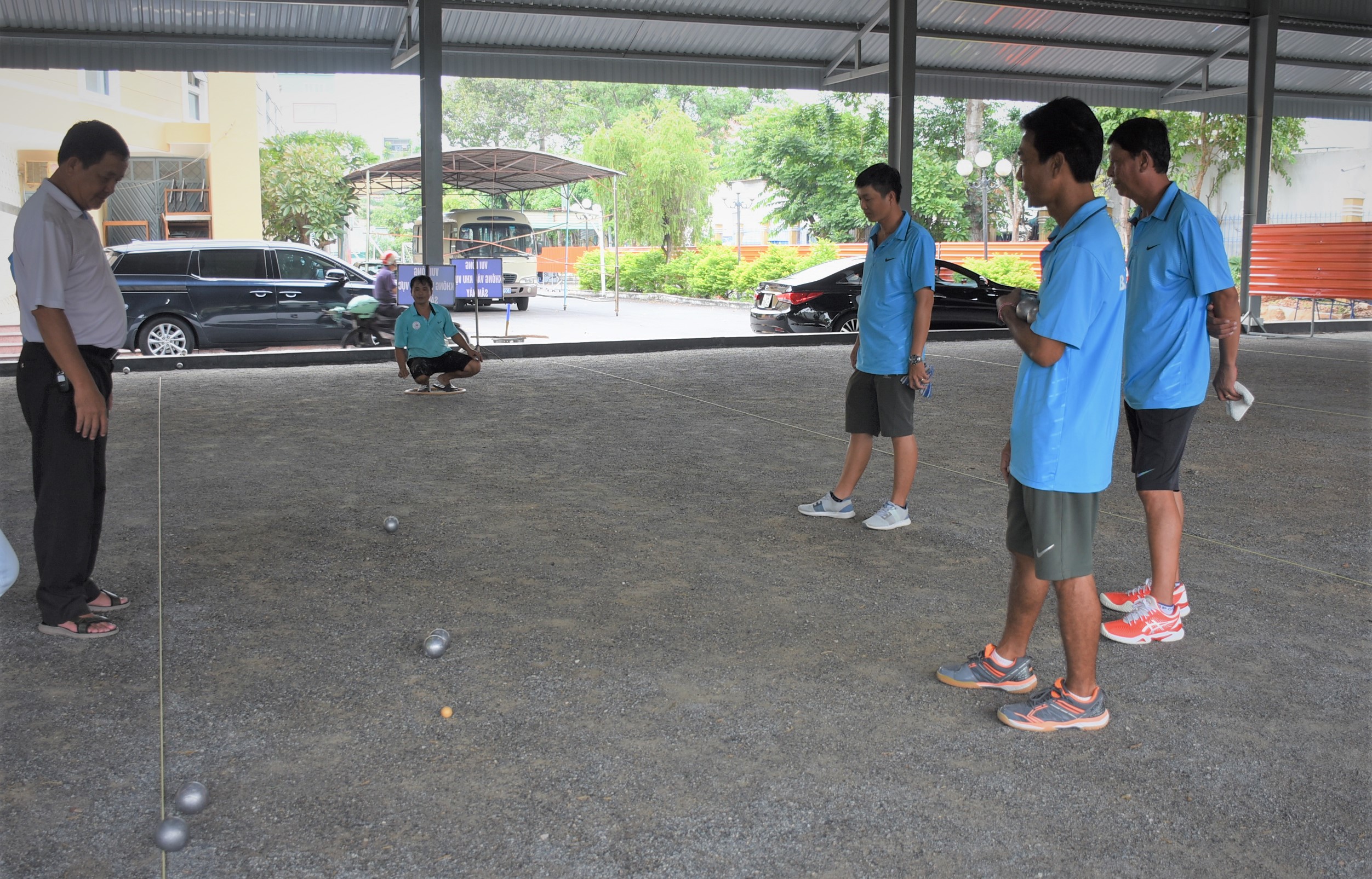 HLV Lê Minh Hùng hướng dẫn các VĐV tập luyện.