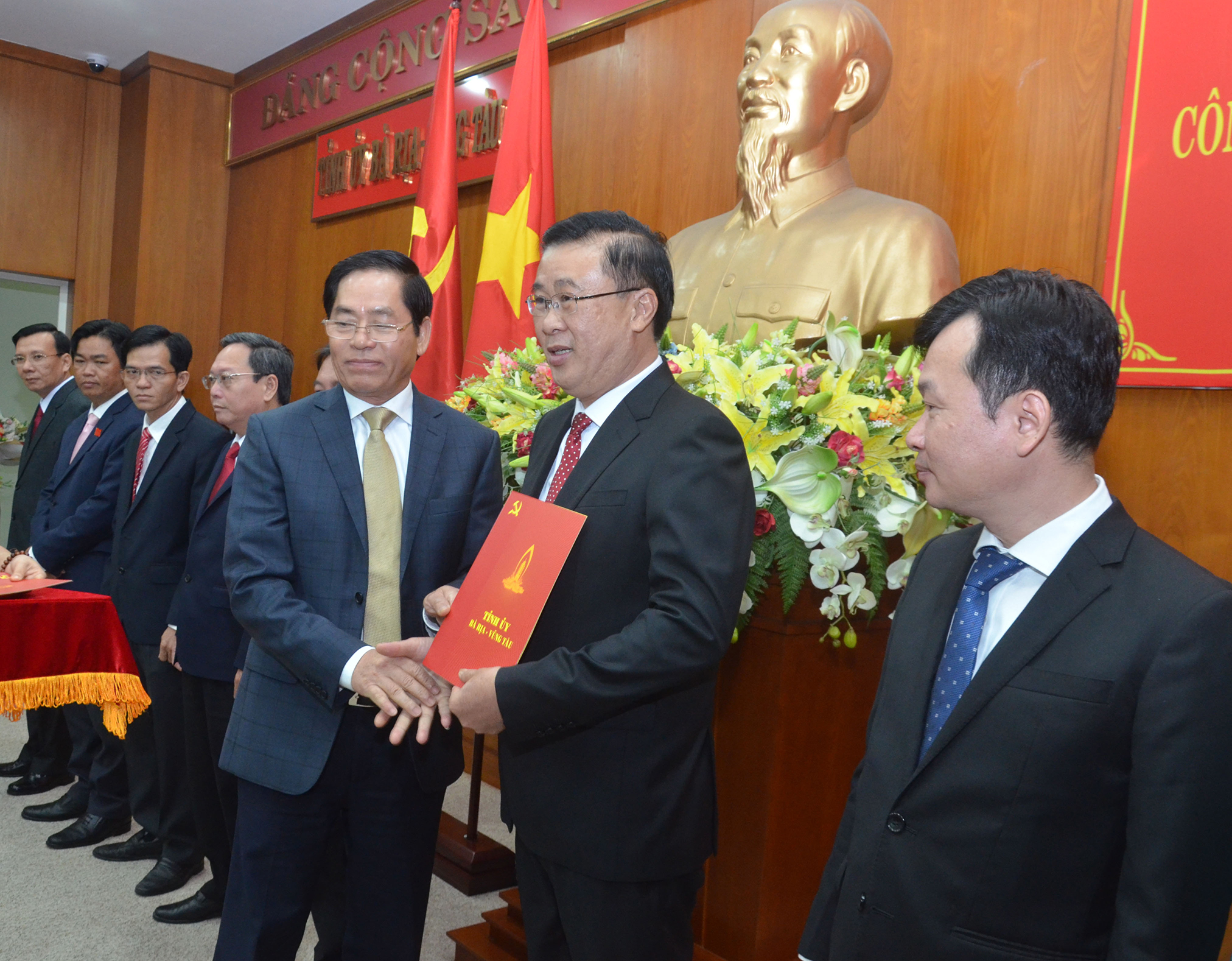 Ông Phạm Viết Thanh, Ủy viên Trung ương Đảng, Bí thư Tỉnh ủy trao quyết định điều động, phân công, bổ nhiệm  ông Huỳnh Văn Danh.