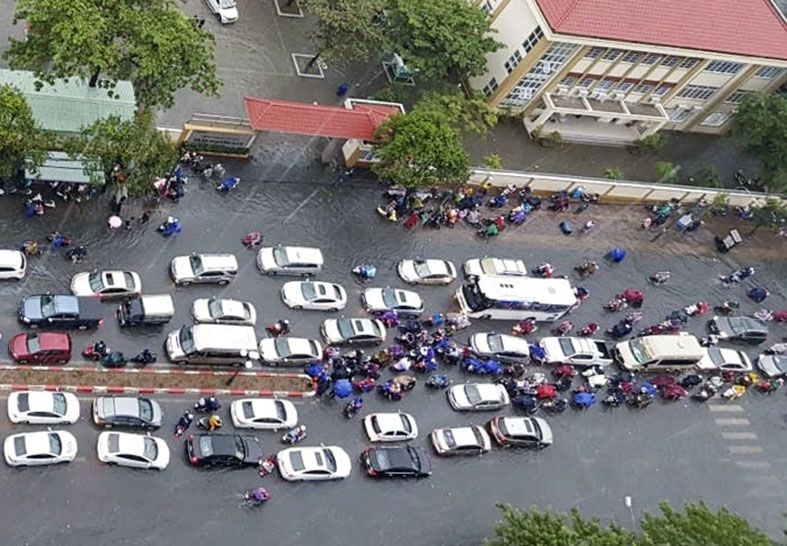 Mưa ngập làm ùn tắc giao thông trên đường 30/4 đoạn trước cổng Trường THPT Trần Nguyên Hãn.