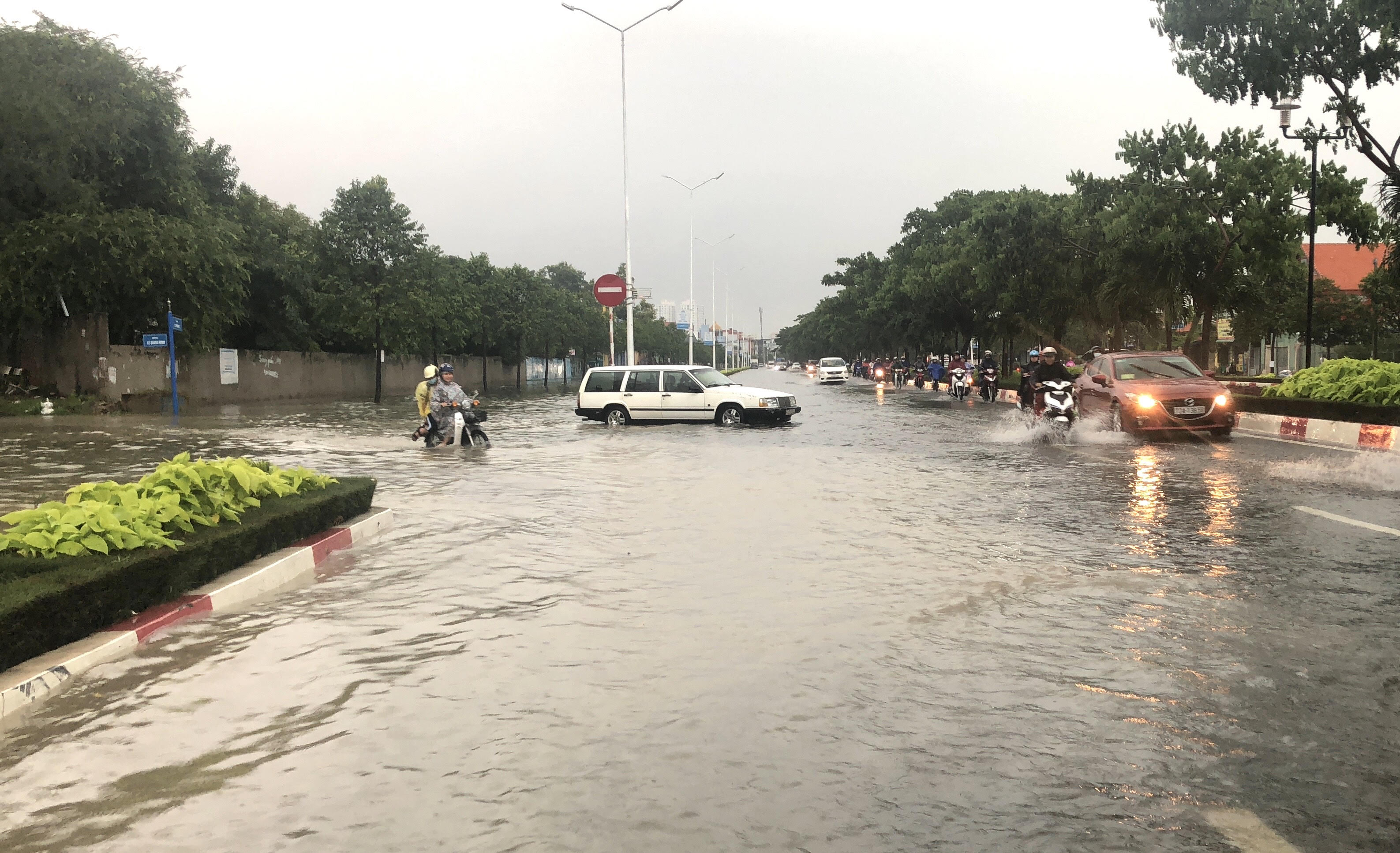 Đường 2/9 cũng ngập sâu.