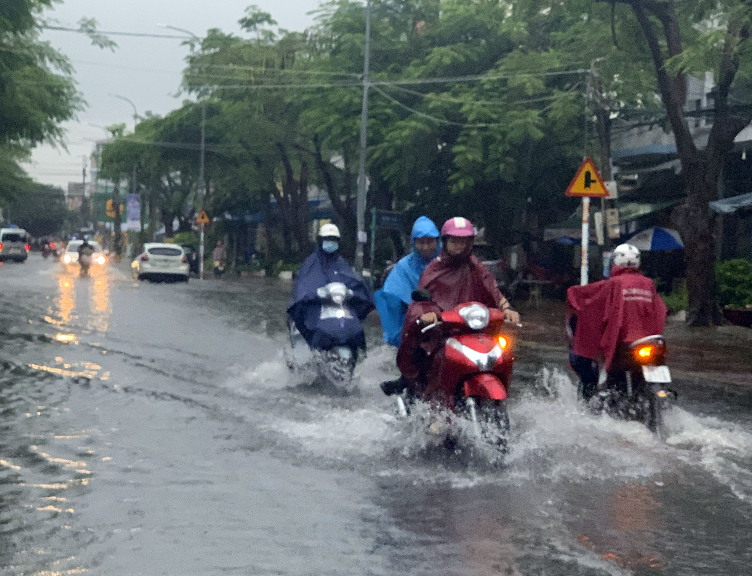 Đường Nguyễn Thiện Thuật mưa ngập khiến người dân đi lại khó khăn