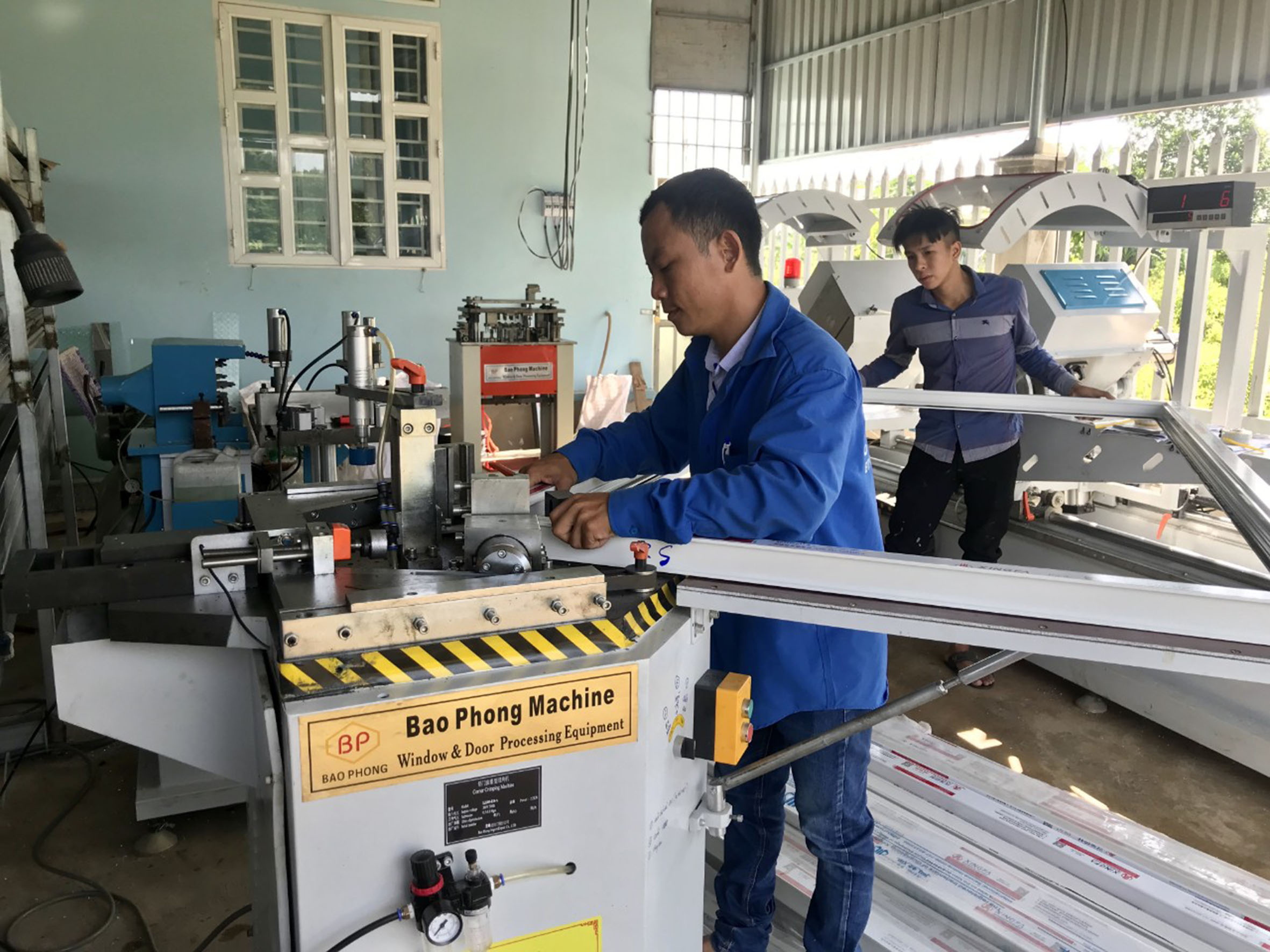 Công ty TNHH SX-TM-DV và thiết kế xây dựng Tuấn Dũng (phường Long Toàn, TP.Bà Rịa) được hỗ trợ 200 triệu đồng từ chương trình khuyến công để đầu tư máy móc thiết bị, nhờ đó lợi nhuận DN tăng 40%. Ảnh: THANH NGA