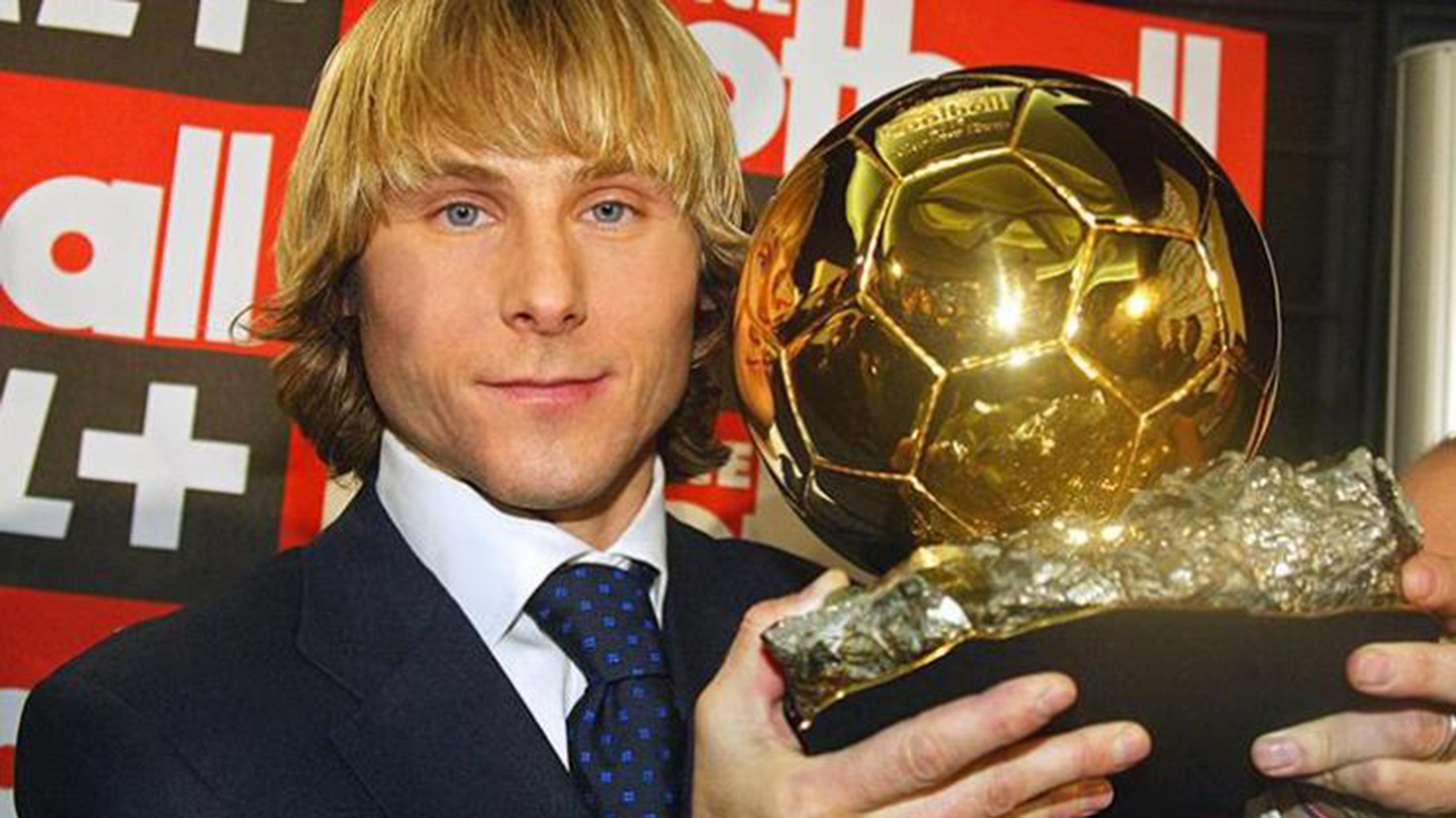 Pavel Nedved đoạt Quả bóng vàng châu Âu năm 2003.