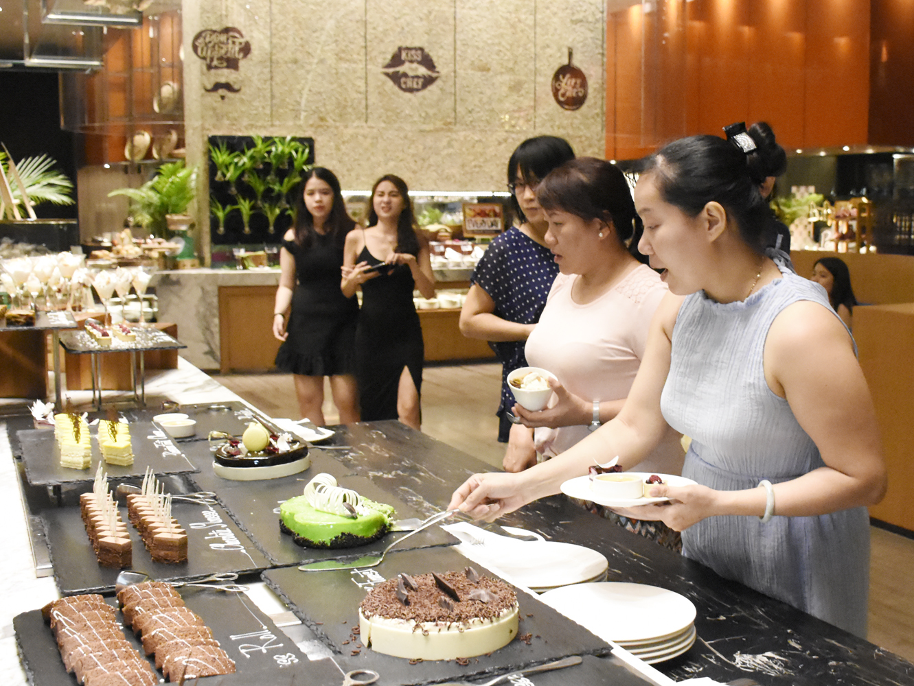 Vào những kỳ nghỉ dài ngày, các khách sạn lớn thường tự tạo sân chơi ẩm thực phục vụ khách lưu trú. Trong ảnh: Thực khách dùng tiệc buffet tại khách sạn Pullman. 