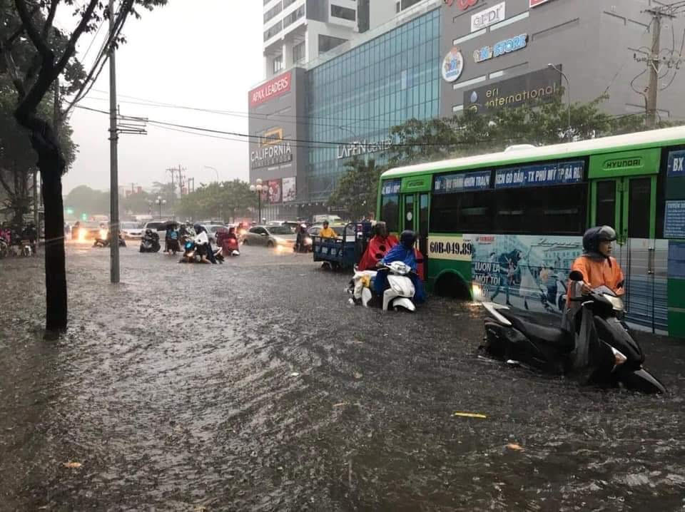Đường Lê Hồng Phong ngập 40-50cm.