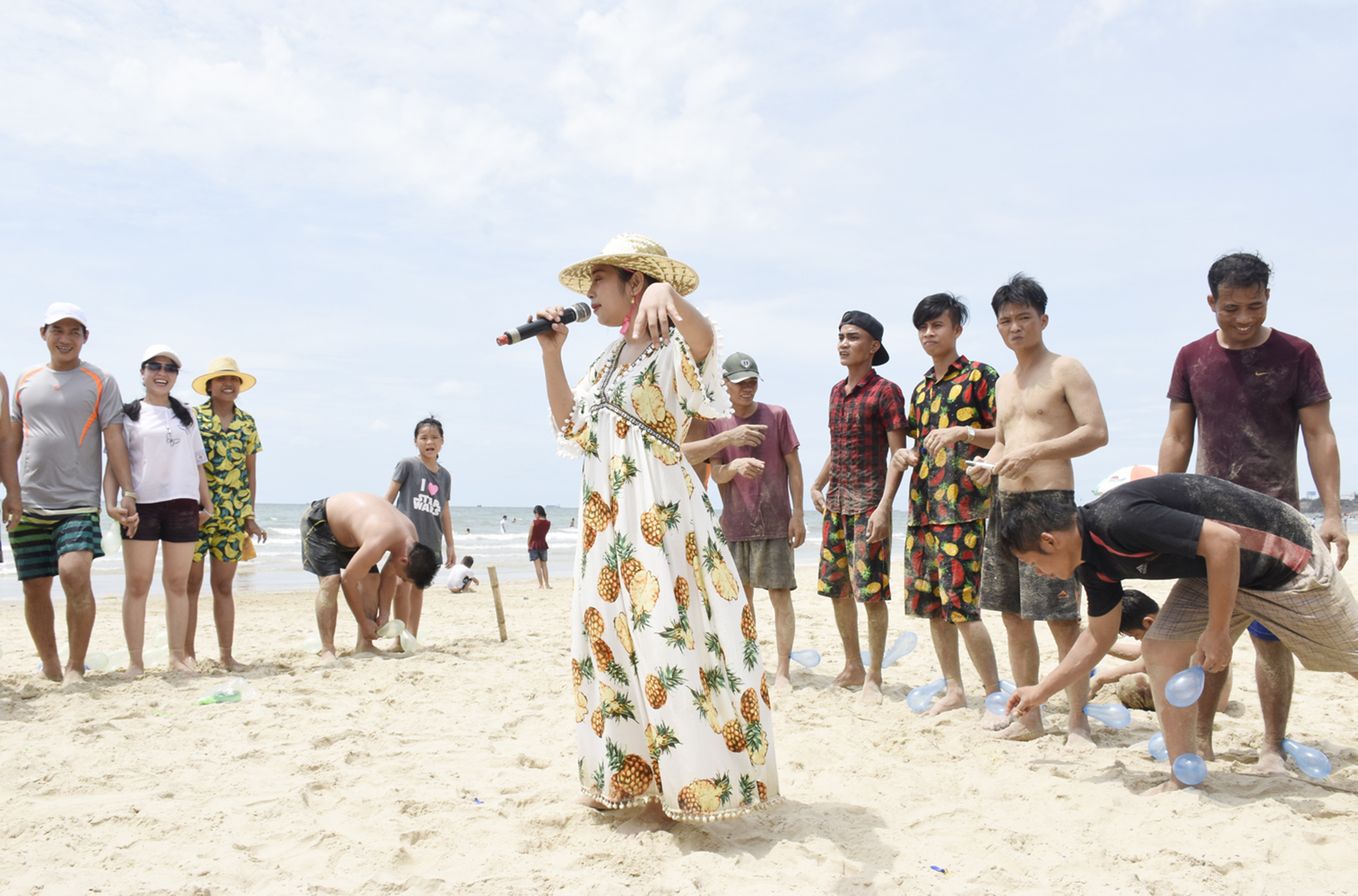 10 tháng năm 2020, doanh thu lưu trú du lịch giảm 43,98% so với cùng kỳ năm 2019. Trong ảnh: Một nhóm du khách đến từ TP.Hồ Chí Minh vui chơi tại Bãi Sau.