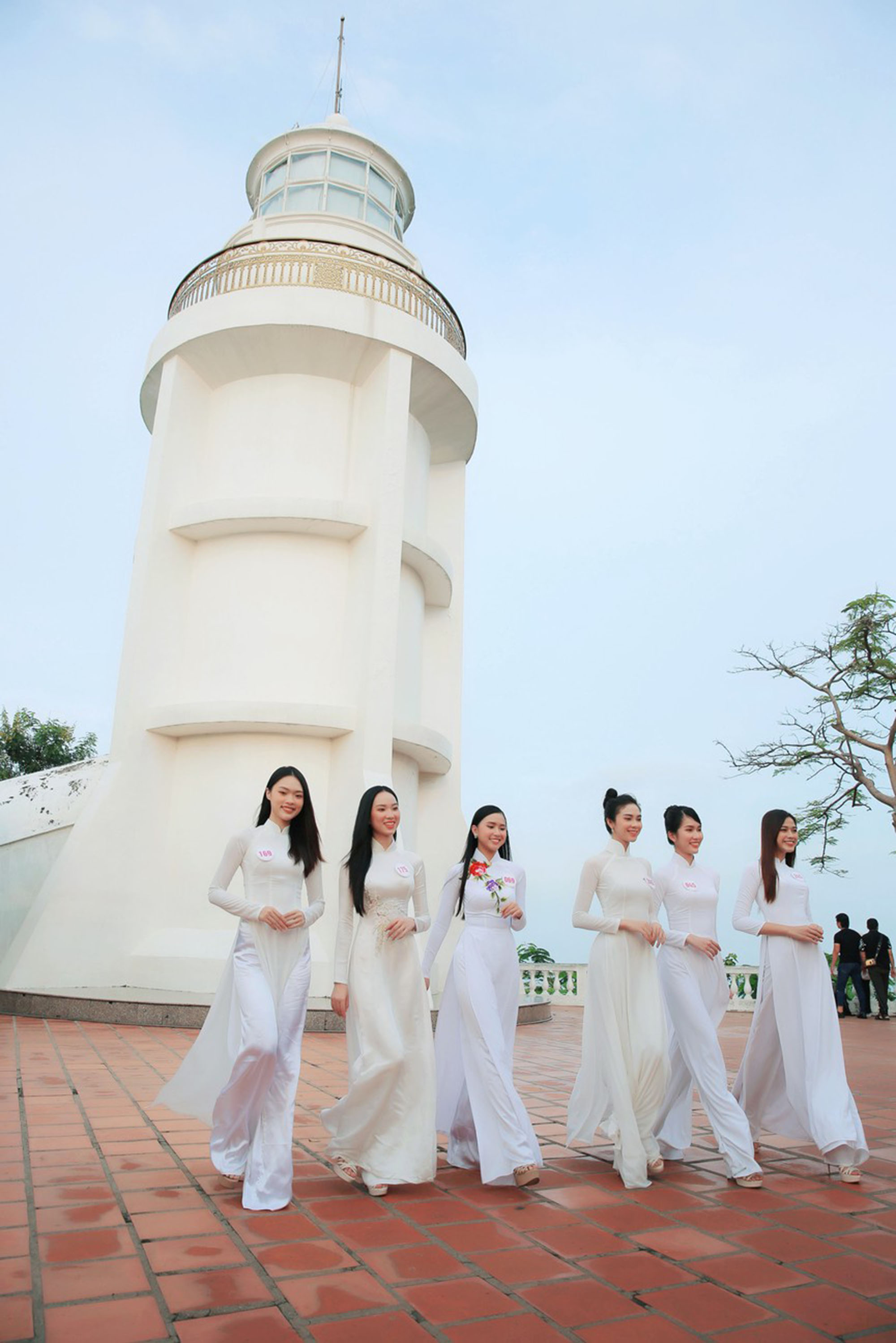 Các thí sinh trong tà áo dài bên ngọn Hải Đăng.