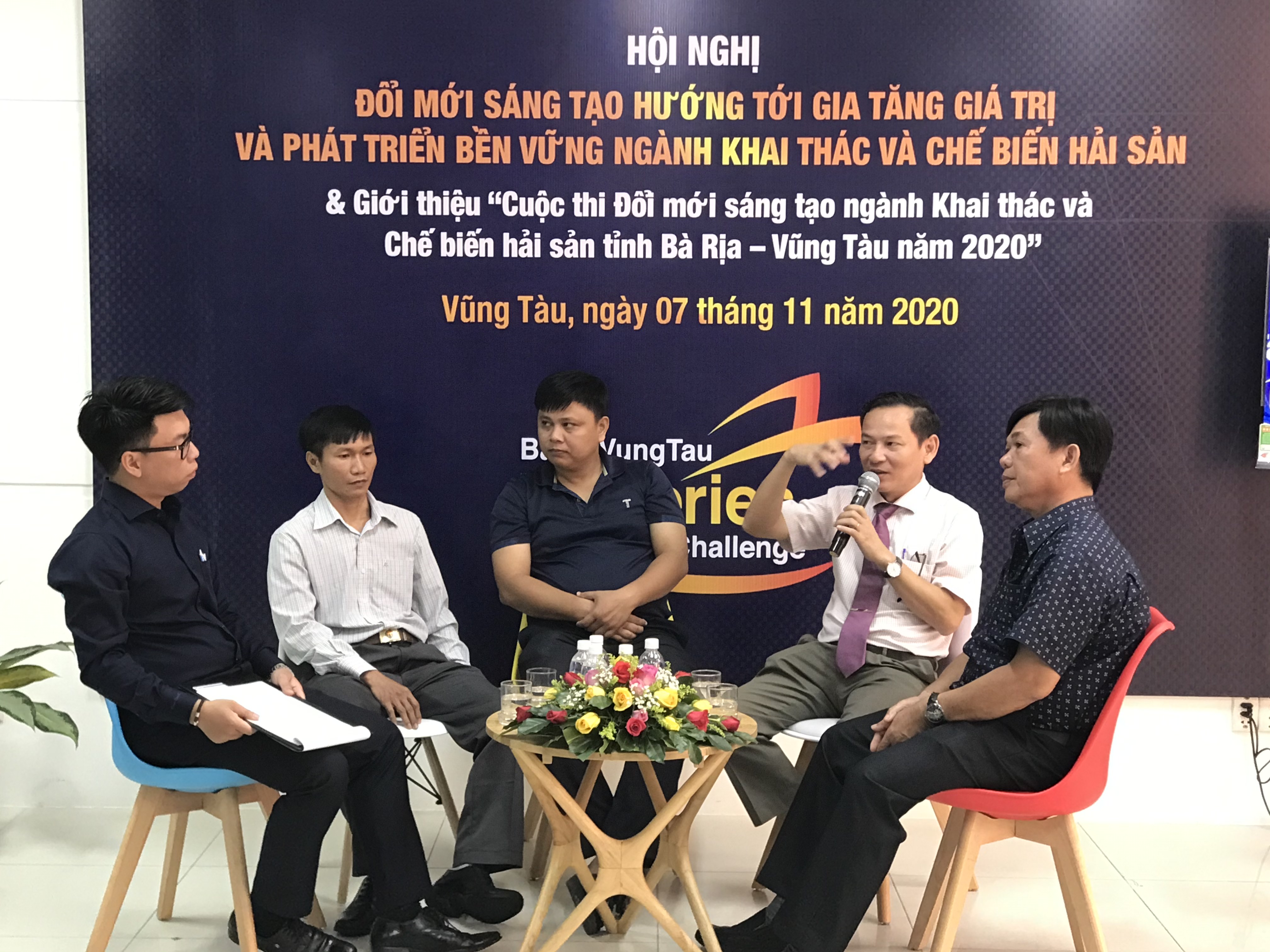 Các diễn giả chia sẻ những khó khăn và giải pháp để phát triển bền vững ngành khai thác - chế biến hải sản. 