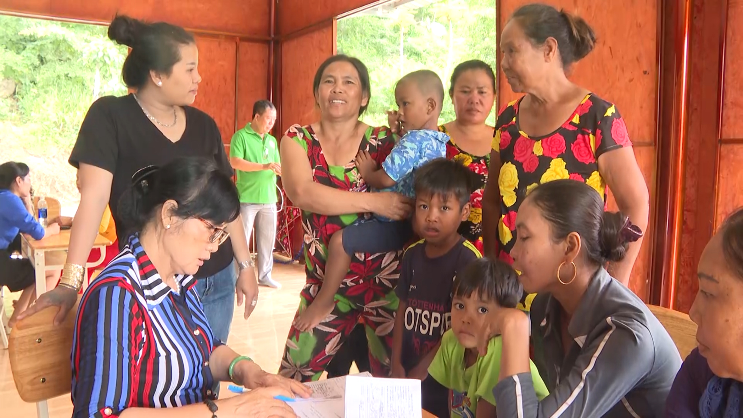 Phụ huynh đăng ký cho con em học tại lớp học tình thương.