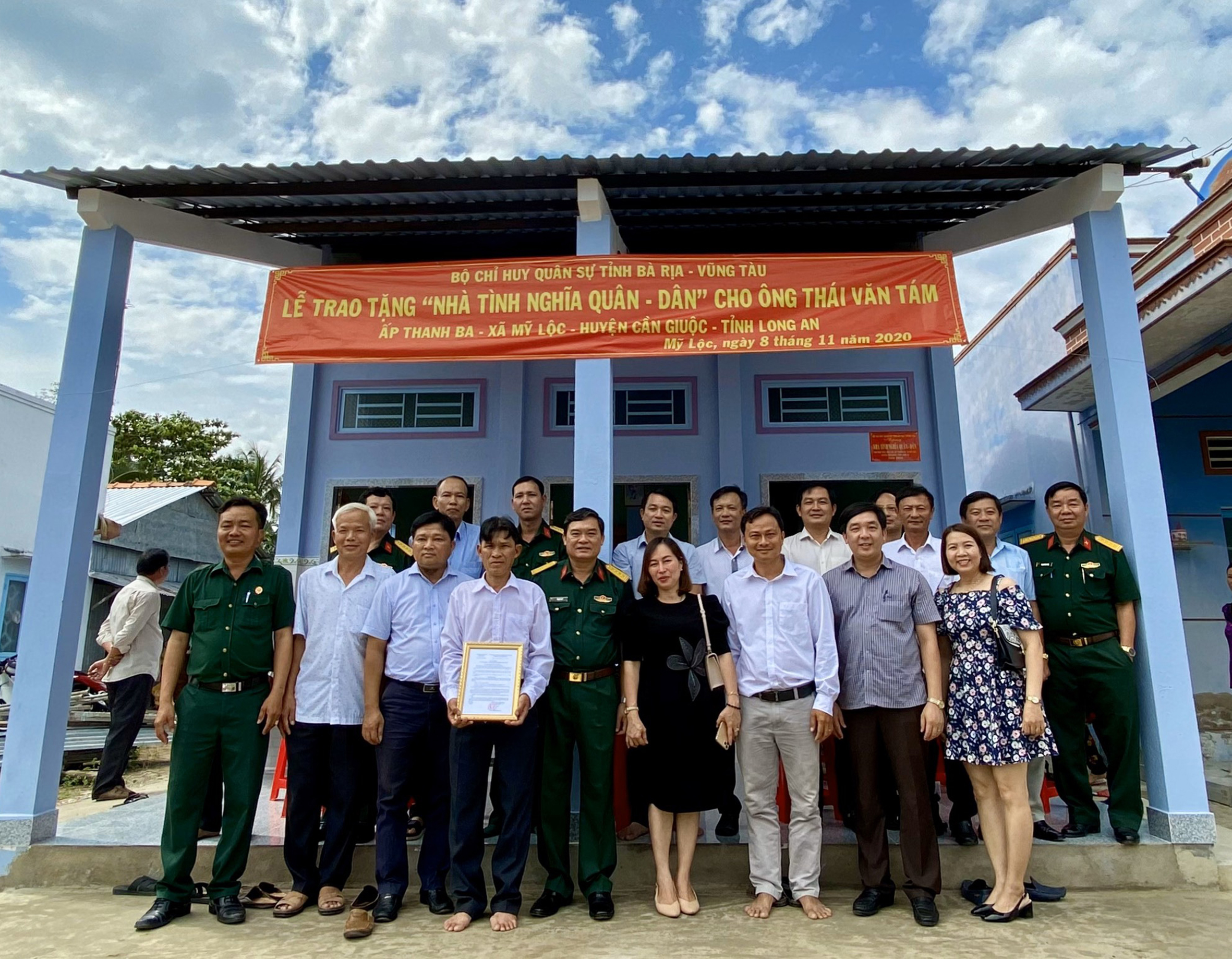 Đại diện Bộ CHQS tỉnh BR-VT và chính quyền địa phương bàn giao “Nhà tình nghĩa quân - dân” cho gia đình ông Thái Văn Tám.