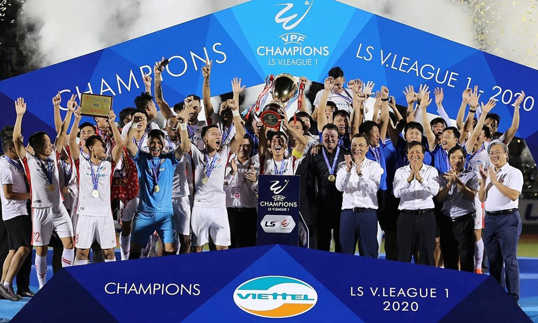 Viettel soán ngôi vương V.League của Hà Nội. 