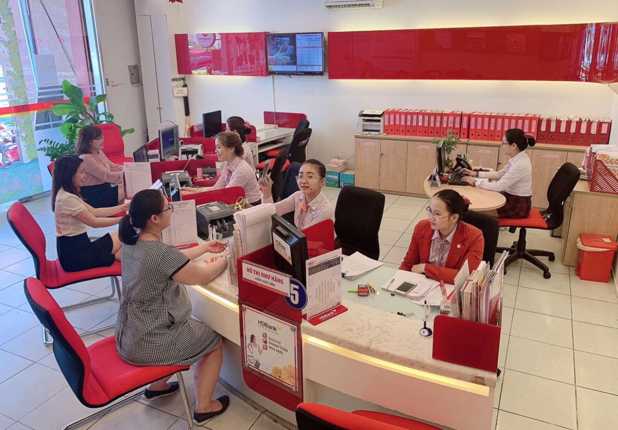Khách hàng giao dịch tại HDbank Vũng Tàu.